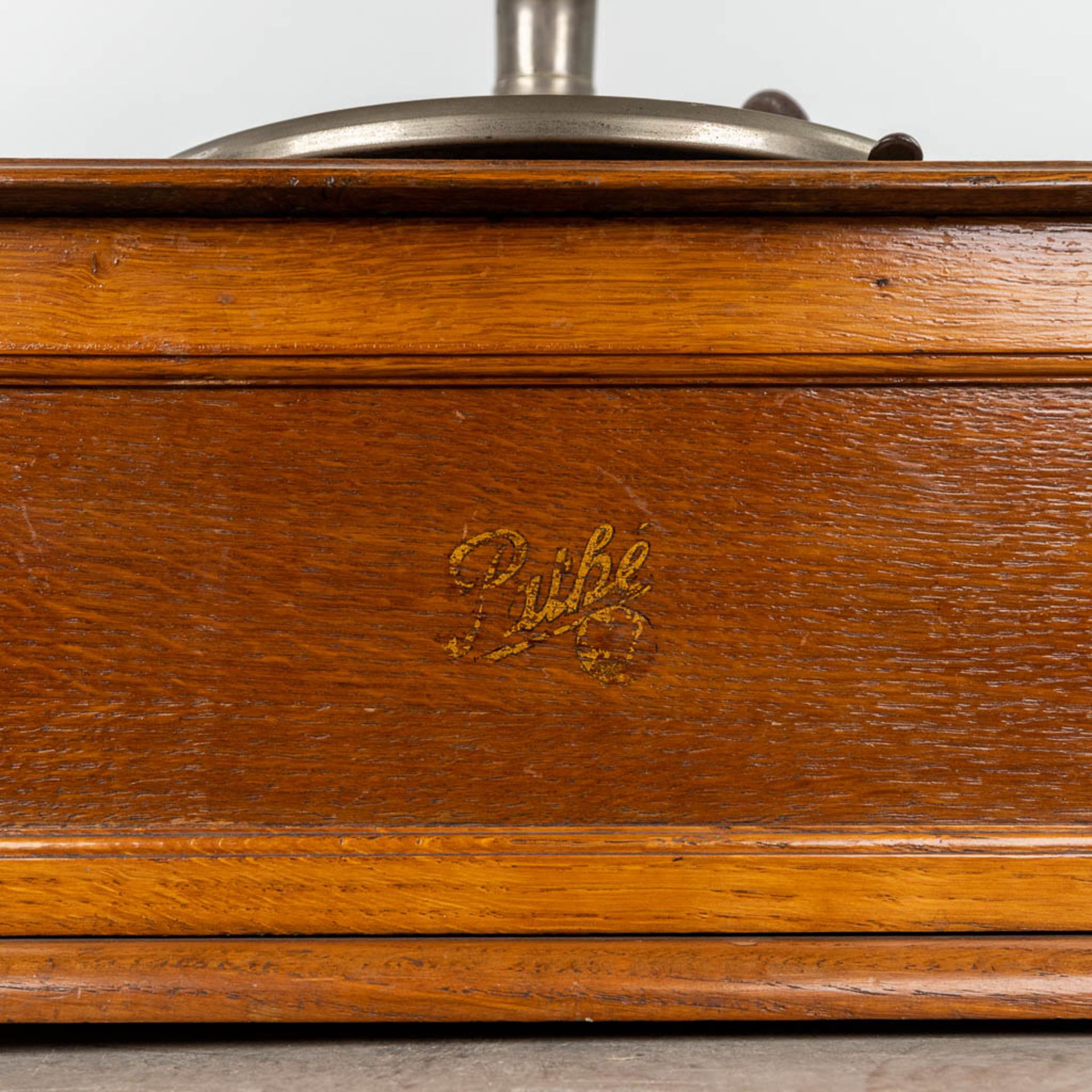 PathŽ, an antique gramophone with a copper horn. (L:45 x W:45 x H:90 cm) - Bild 9 aus 16