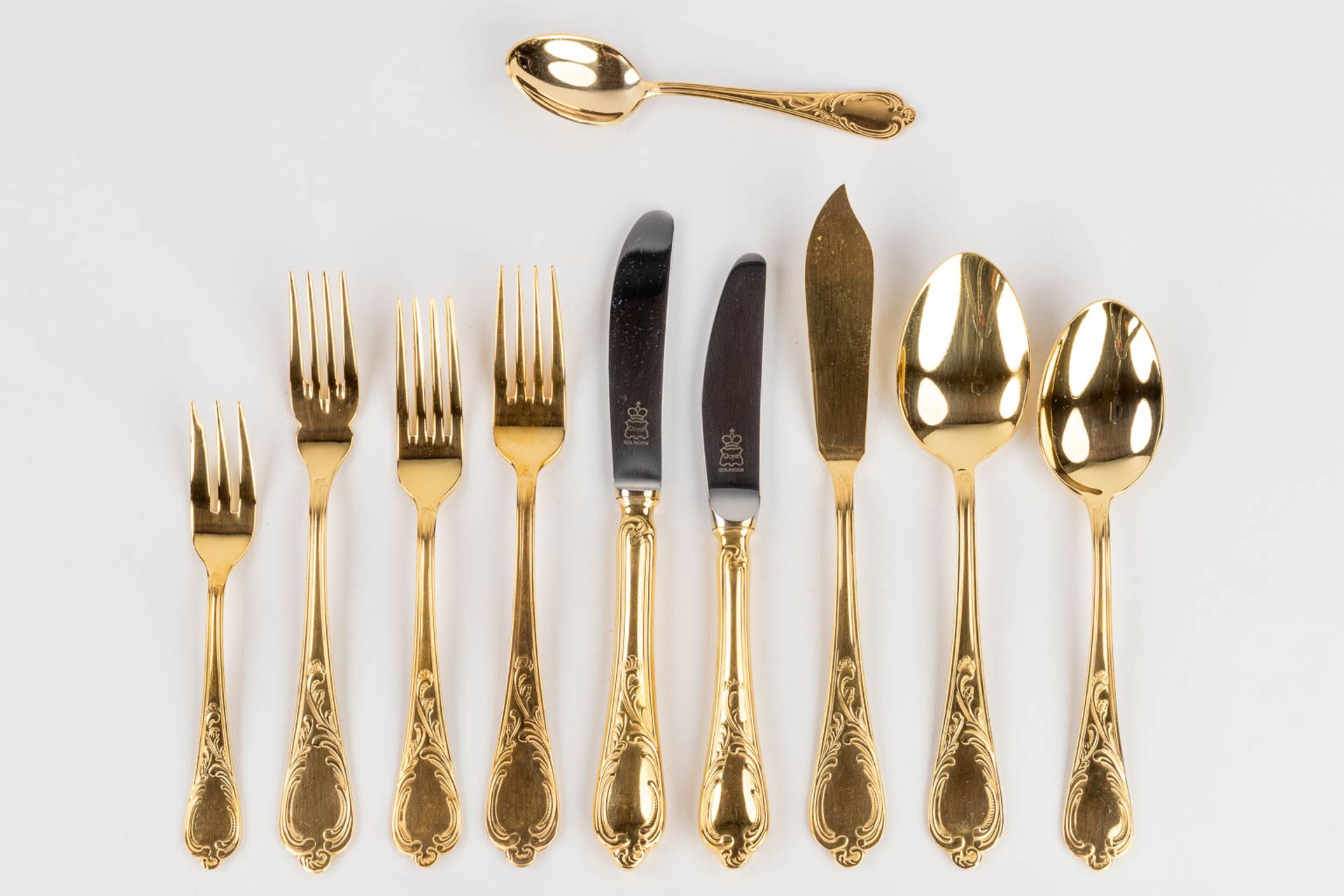 A gold-plated 'Royal Collection Solingen' flatware cutlery set, made in Germany (L:34 x W:45,5 x H:9 - Image 8 of 15