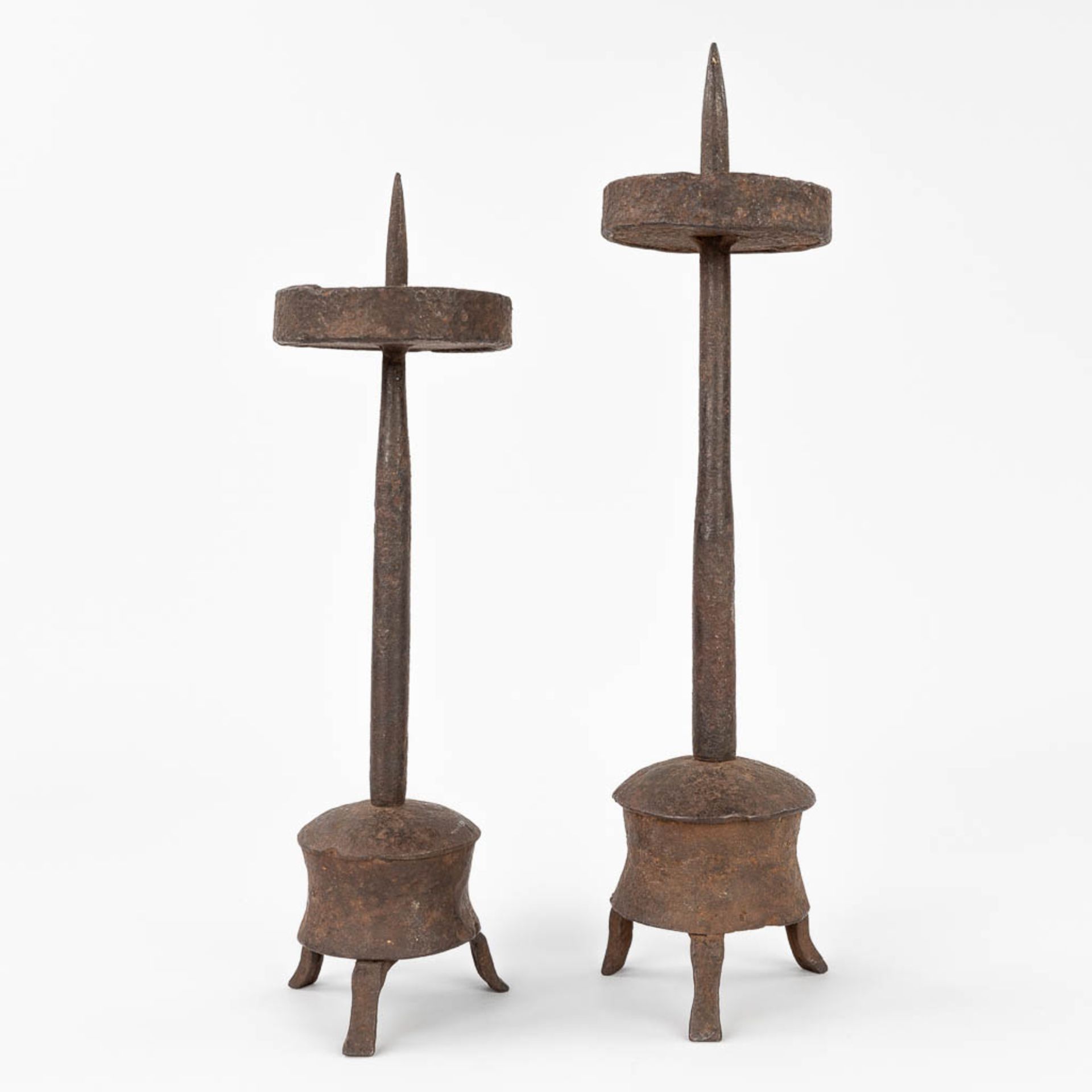 A pair of antique candlesticks made of wrought iron. Probably made in Southern Europe. (H:34 cm) - Image 4 of 16