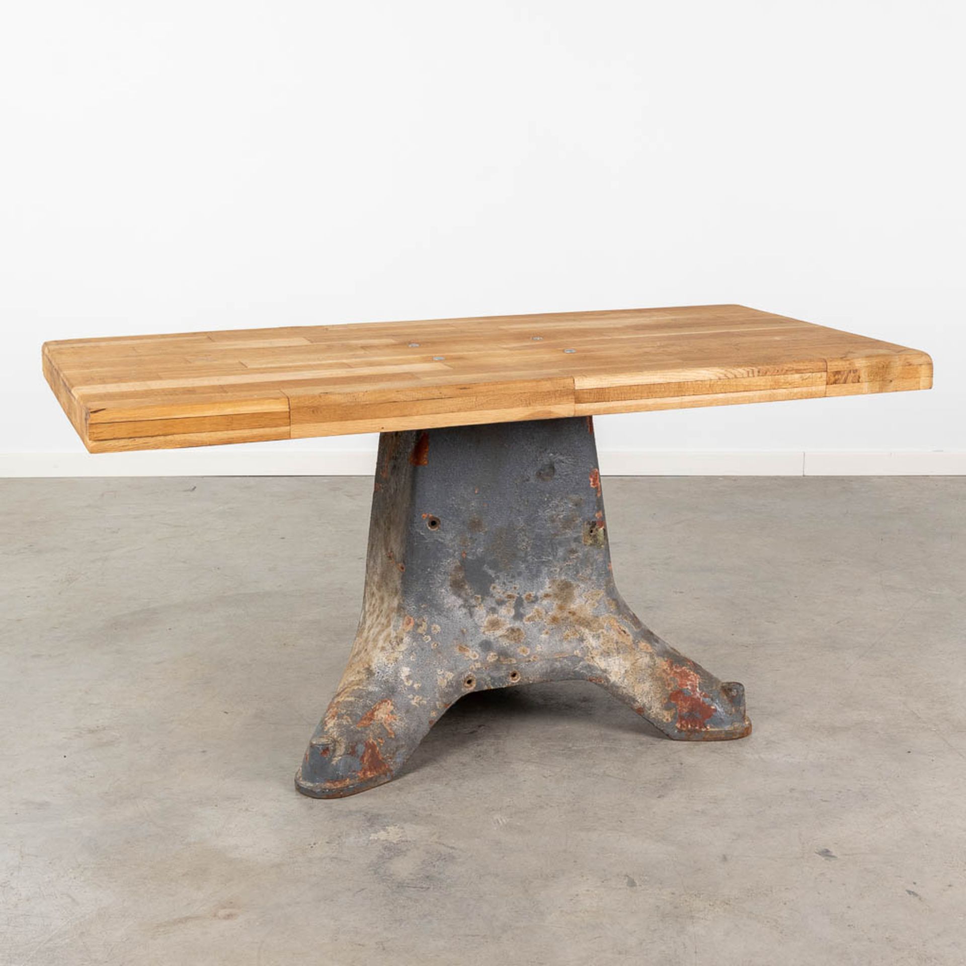An industrial coffee table, standing on a metal base. (L:67 x W:138 x H:65 cm)