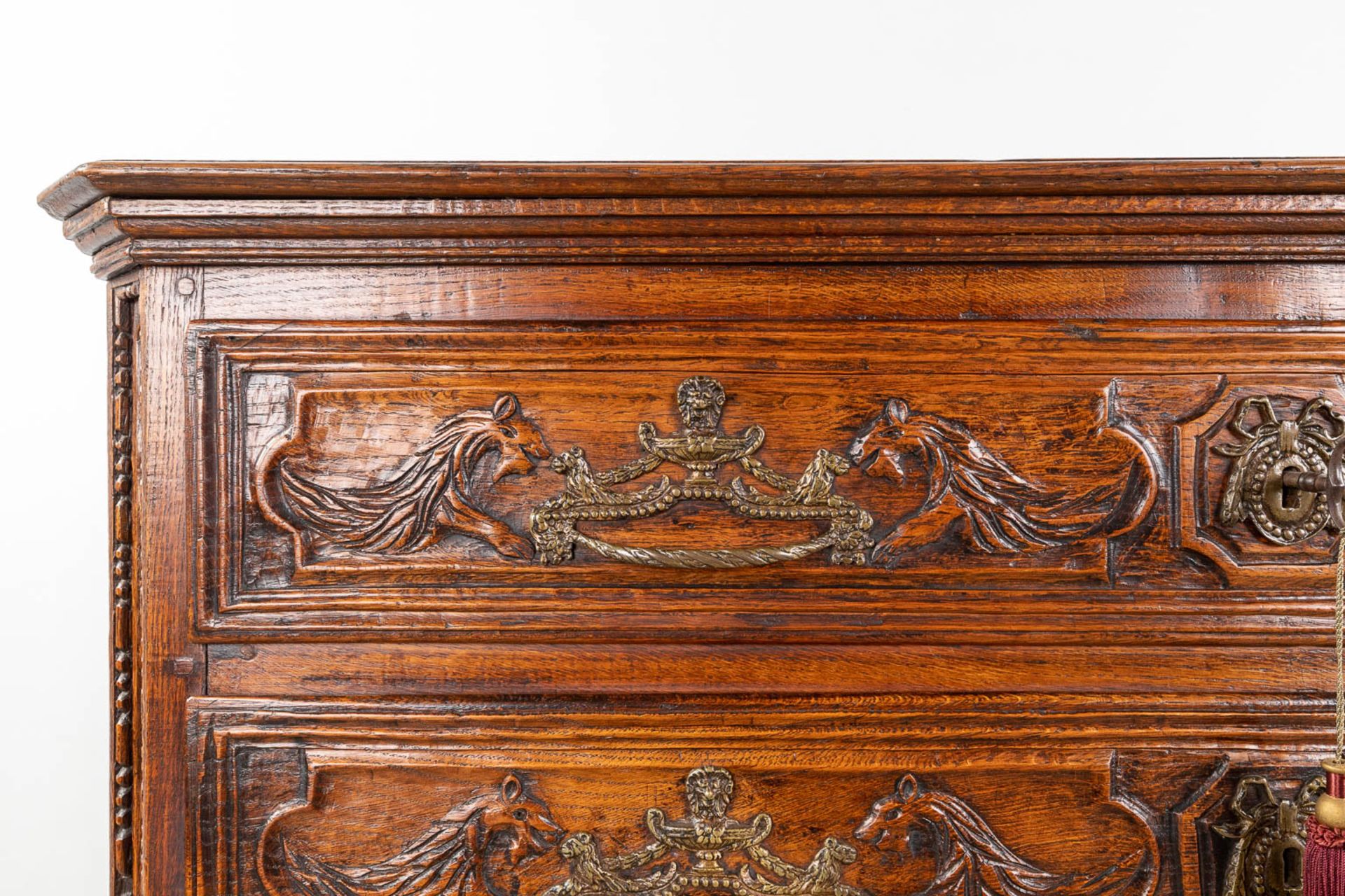 An antique commode with 4 drawers, decorated with mythological figurines and mounted with bronze. Lo - Bild 9 aus 13