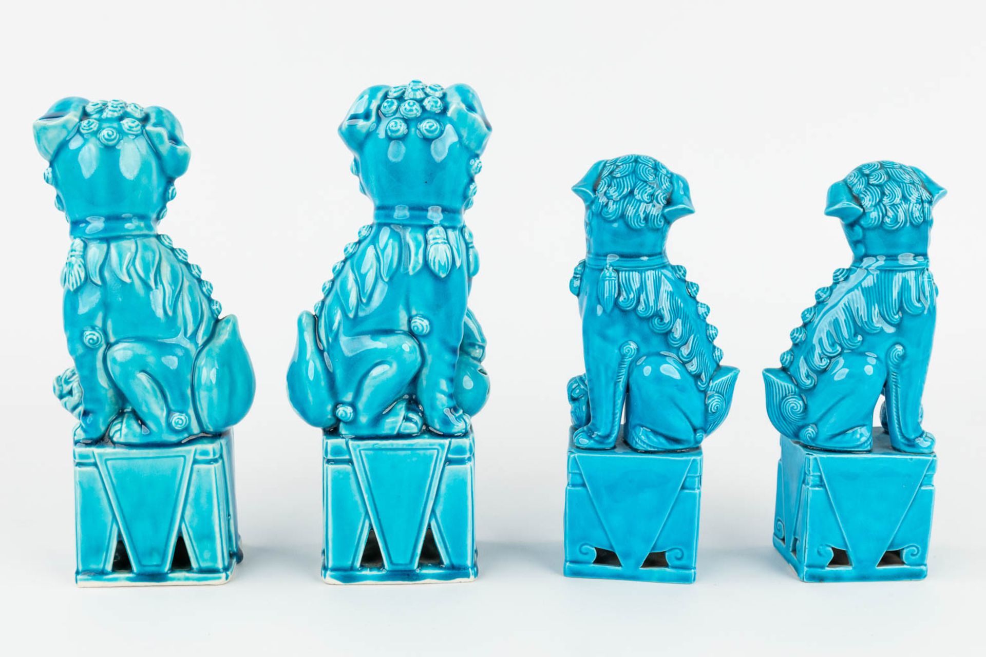 A collection of 4 pairs of foo dogs, peacocks and birds. 20th century. (H:25,5 cm) - Bild 14 aus 20