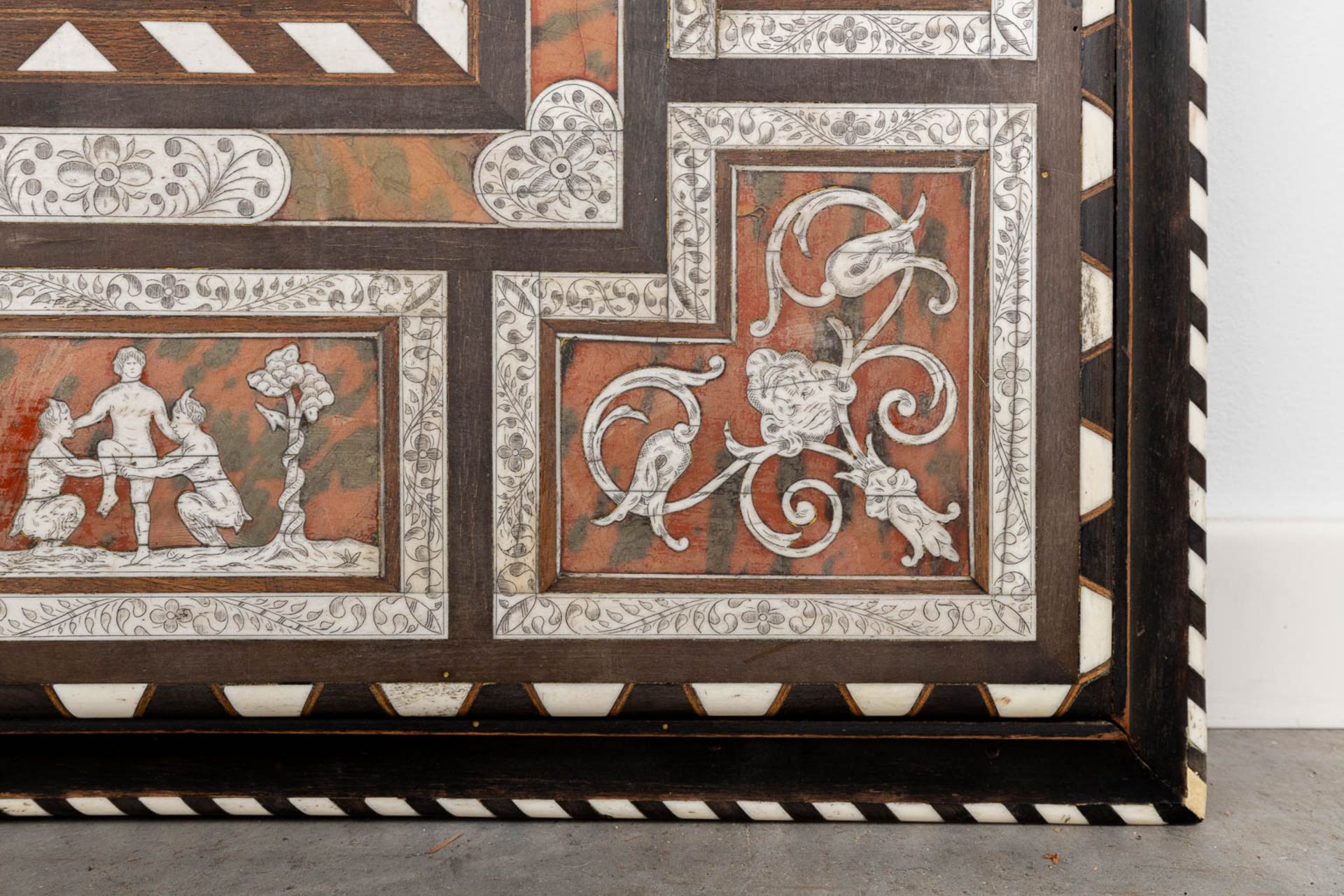An antique tabletop, with marquetry inlay of bone and tortoiseshell. 18th C. (W:85 x H:25 cm) - Image 10 of 12