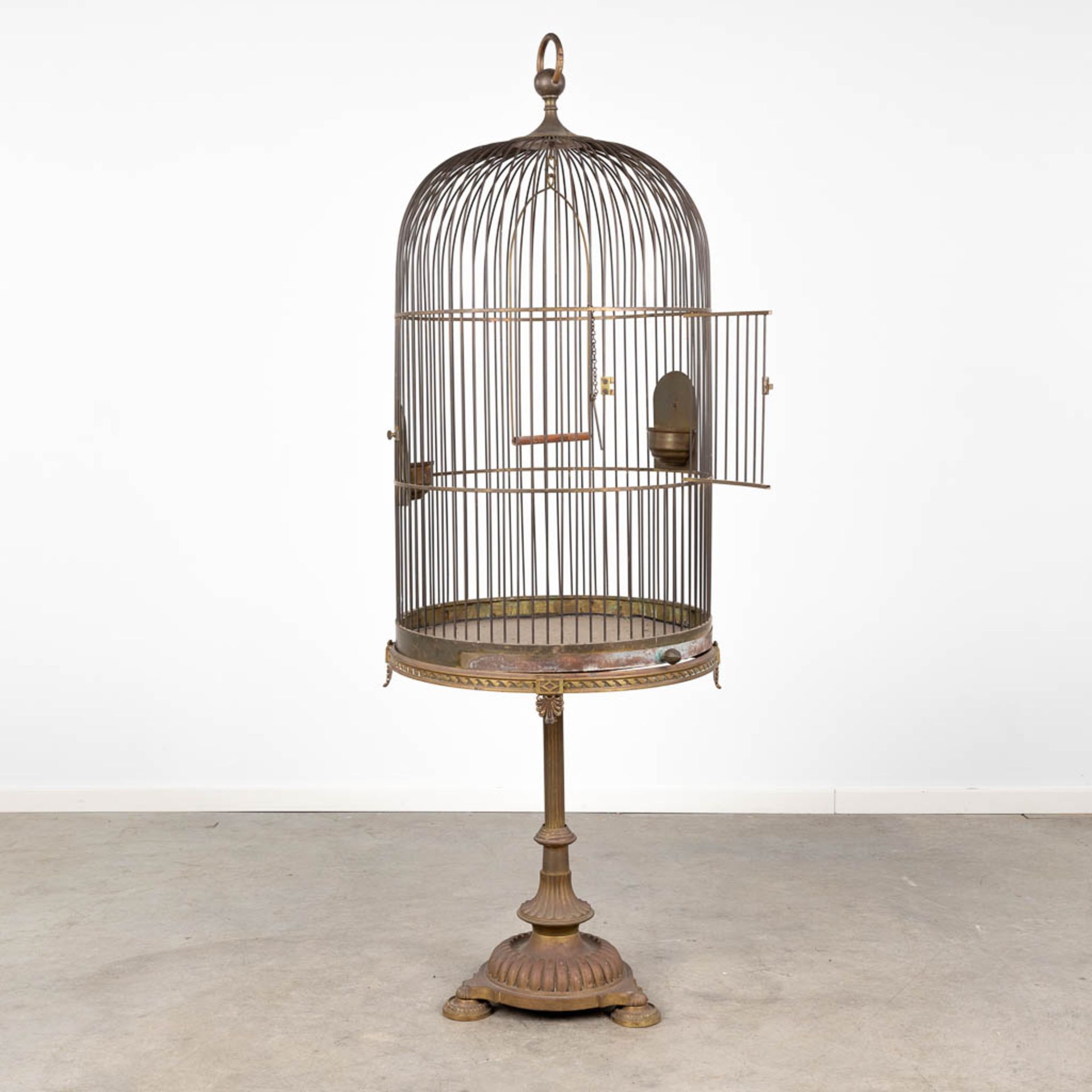 An antique birdcage on a copper stand. Circa 1920. (H:180 x D:58 cm) - Bild 3 aus 13