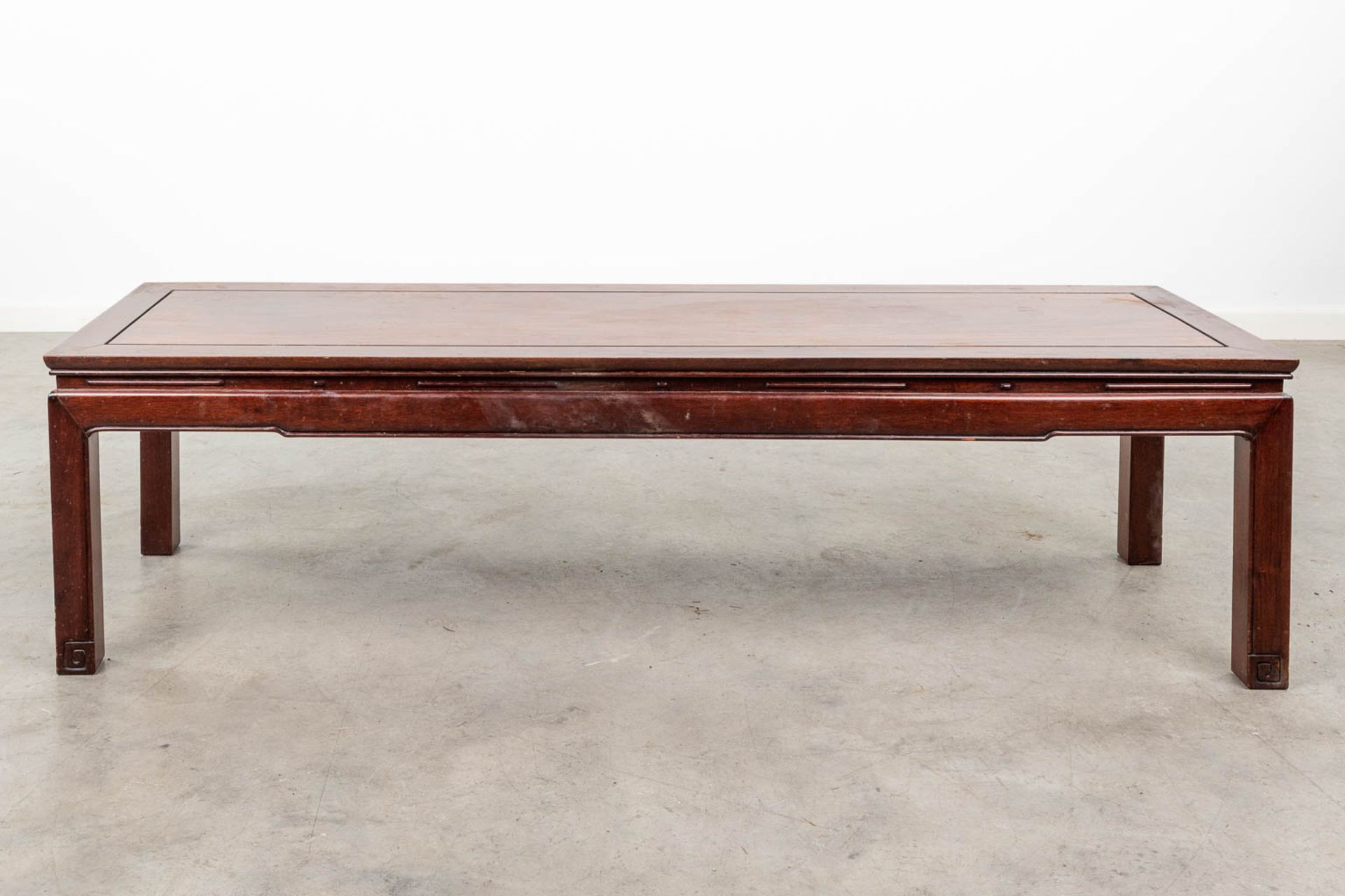 A Chinese coffee table made of hardwood. (L:46 x W:153 x H:41 cm) - Image 3 of 10