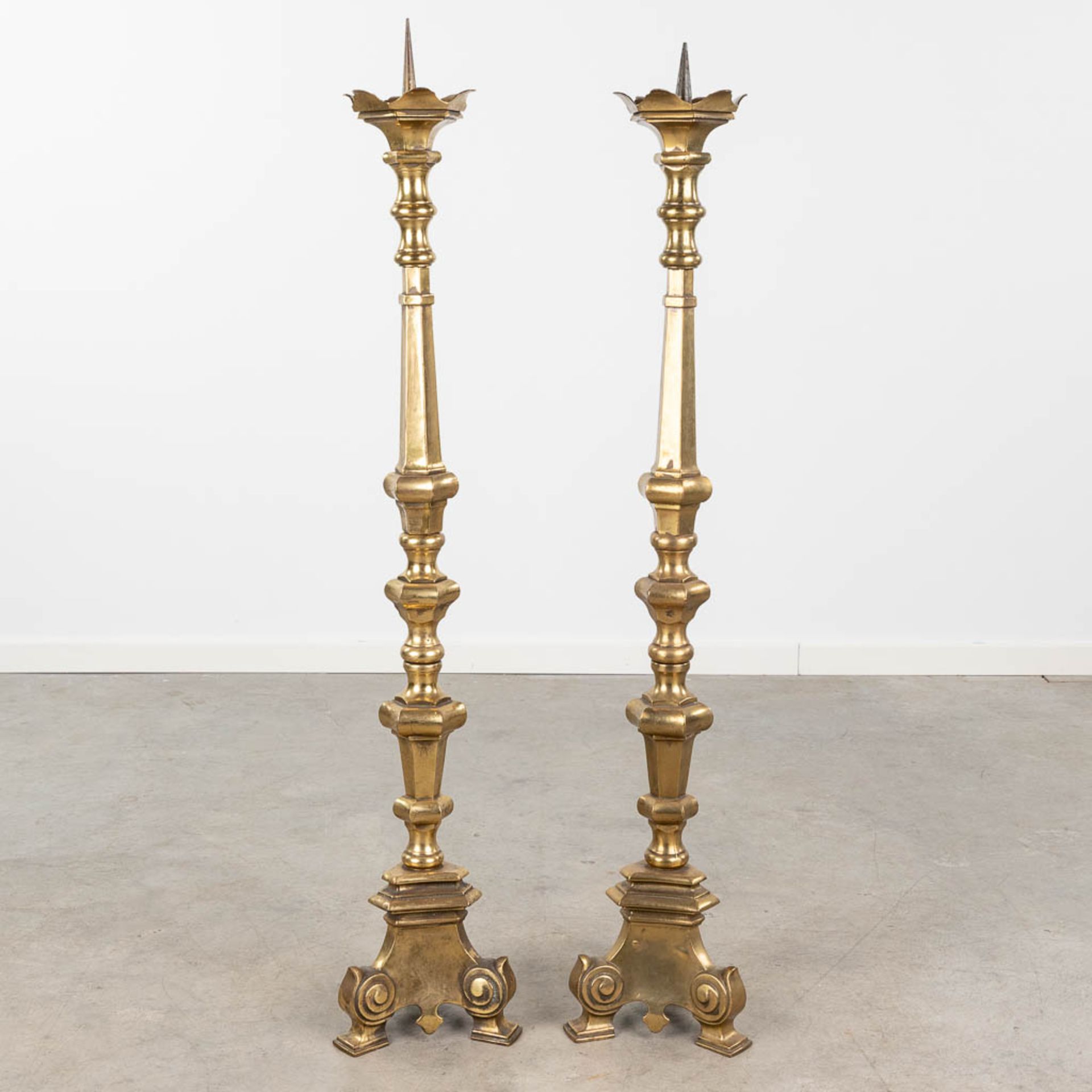 A pair of church candlesticks made of bronze. 20th century. (H:125 cm) - Bild 4 aus 9