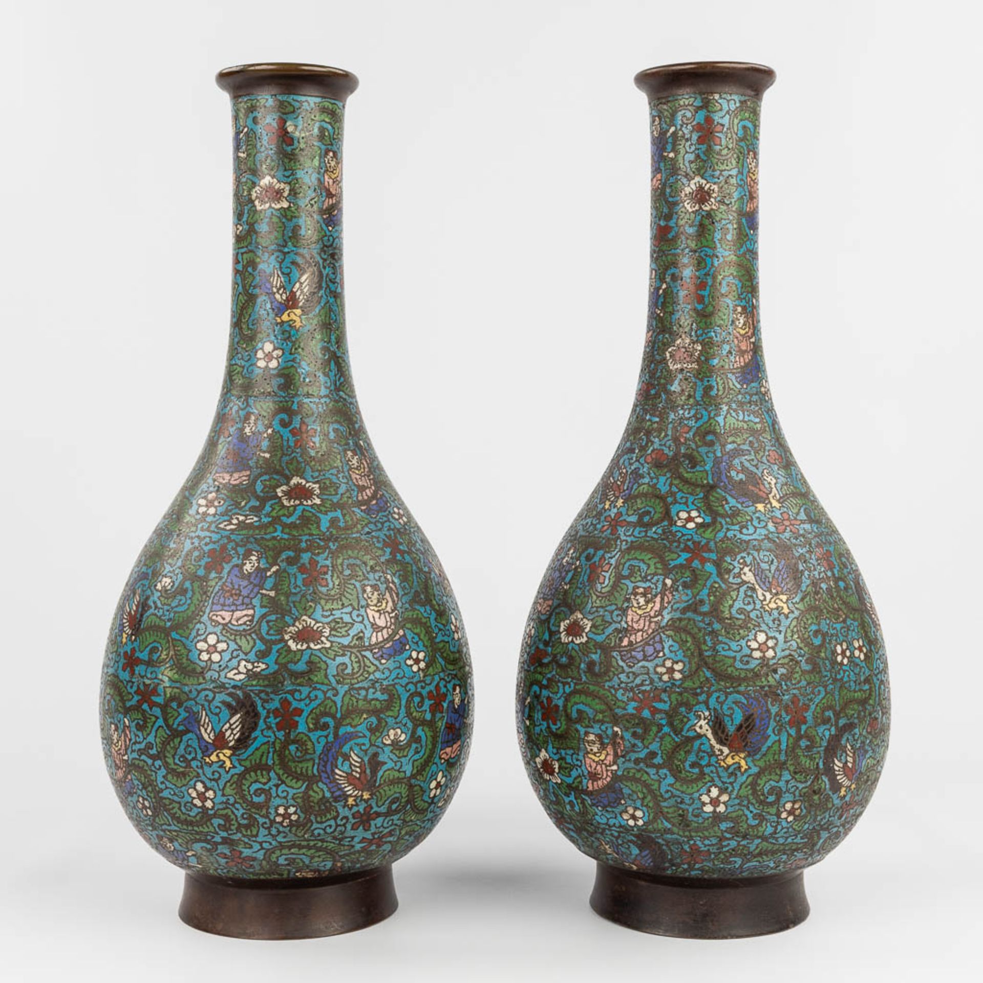 A pair of Oriental vases made of bronze with ChampslevŽ decor. (H:52 x D:23 cm) - Bild 5 aus 12