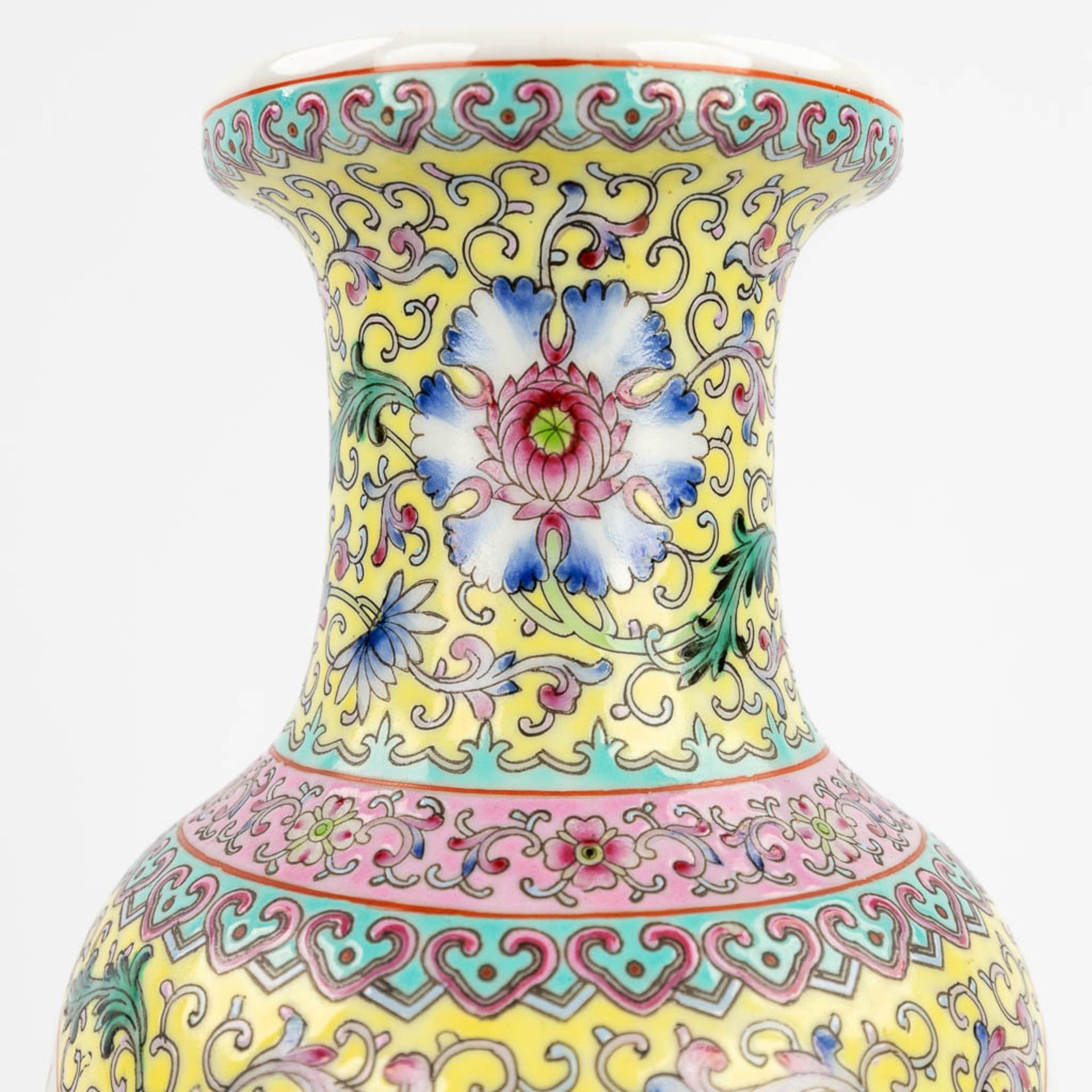 A Chinese vase with Famille rose decor. 20th C. (H:30,5 cm) - Bild 15 aus 15