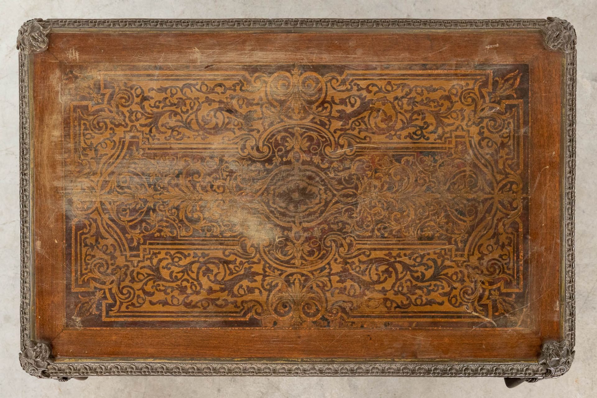 A game table inlaid in the style of boulle/Napoleon 3 mounted with bronze. Circa 1970. (L:52 x W:80 - Bild 10 aus 15