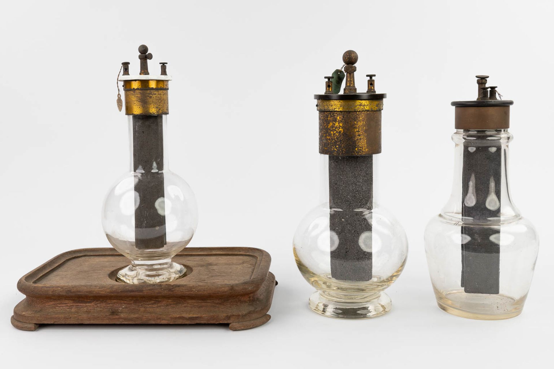 A collection of 3 'Grenet Cell' batteries made of glass. (H:30 x D:14 cm) - Image 7 of 14