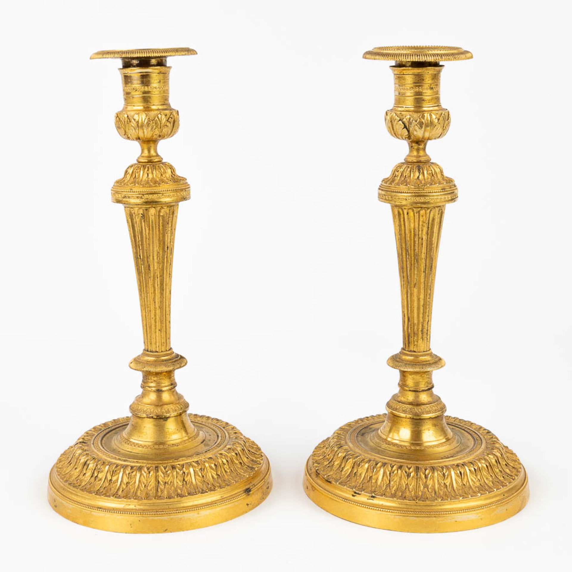 A pair of candlesticks made of gilt bronze in Louis XVI style. 19th C. (H:26 cm) - Bild 4 aus 9