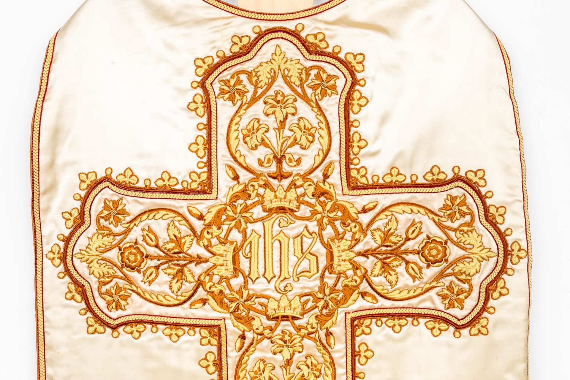 A collection of two Roman Chasubles, decored with embroidered floral decors (H:114 cm) - Bild 16 aus 18