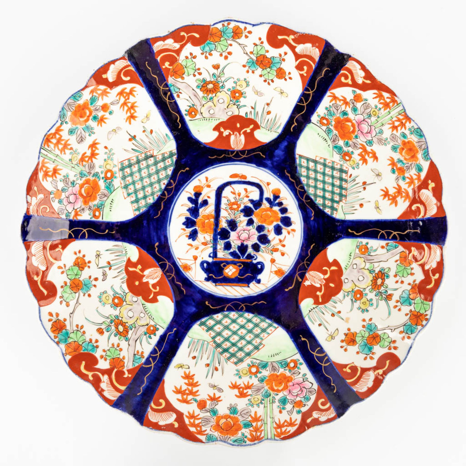 A collection of 9 plates of Chinese and Japanese origin with Imari decor. (D:45 cm) - Bild 8 aus 23