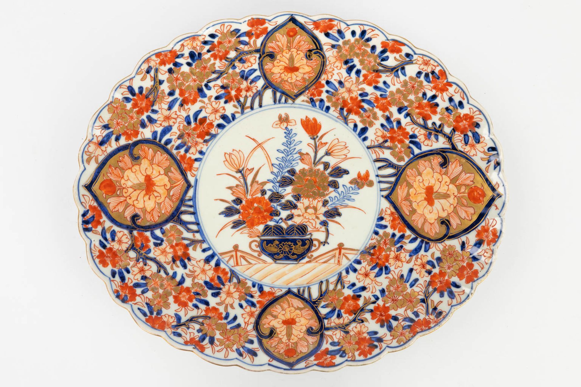 A collection of 9 plates of Chinese and Japanese origin with Imari decor. (D:45 cm) - Bild 14 aus 23