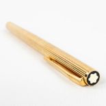 Montblanc, a gold-plated fountain pen, with a 14-karat gold nib. (H:13,8 cm)