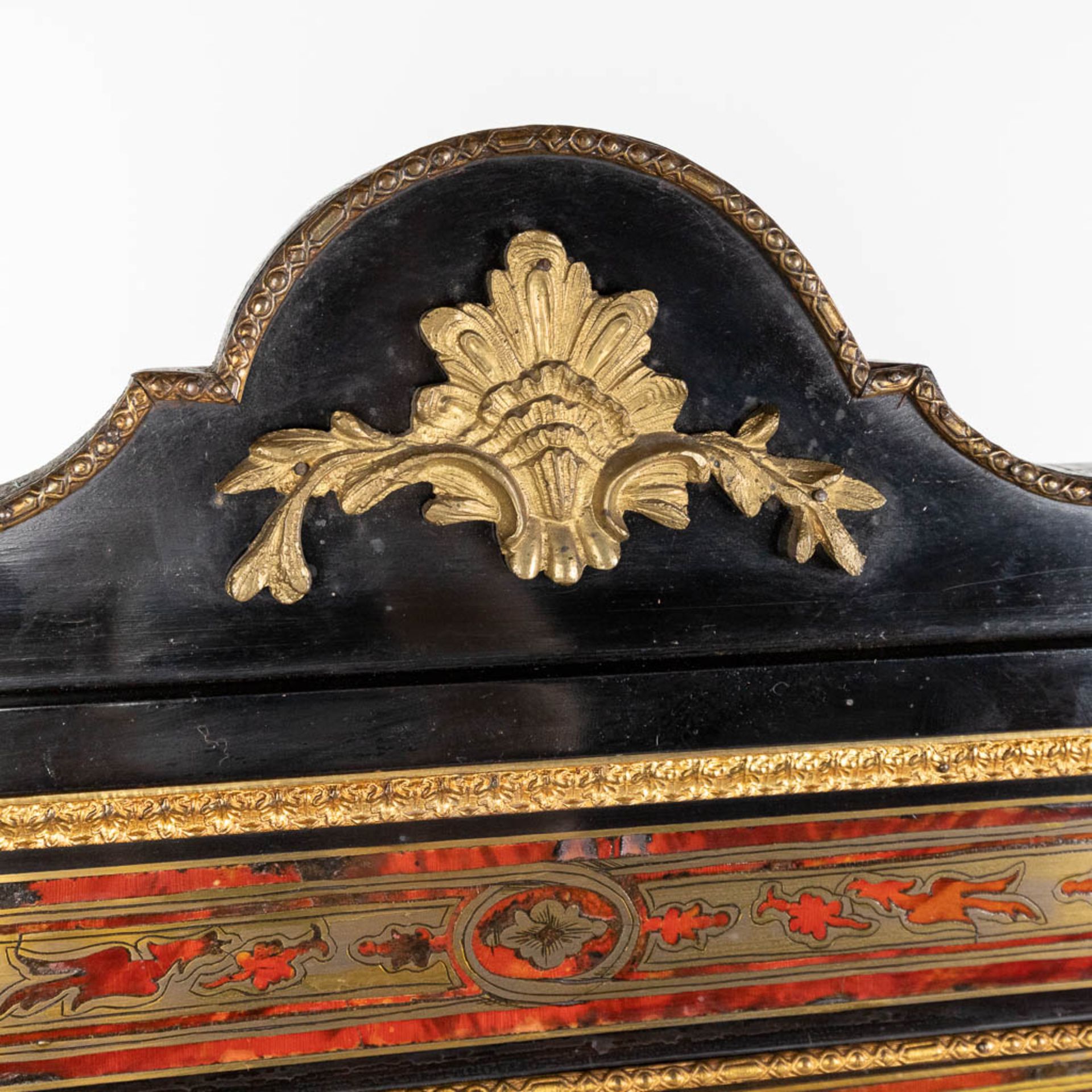 An antique display cabinet with boulle inlay, Napoleon 3 period (L:40 x W:70 x H:180 cm) - Image 7 of 16