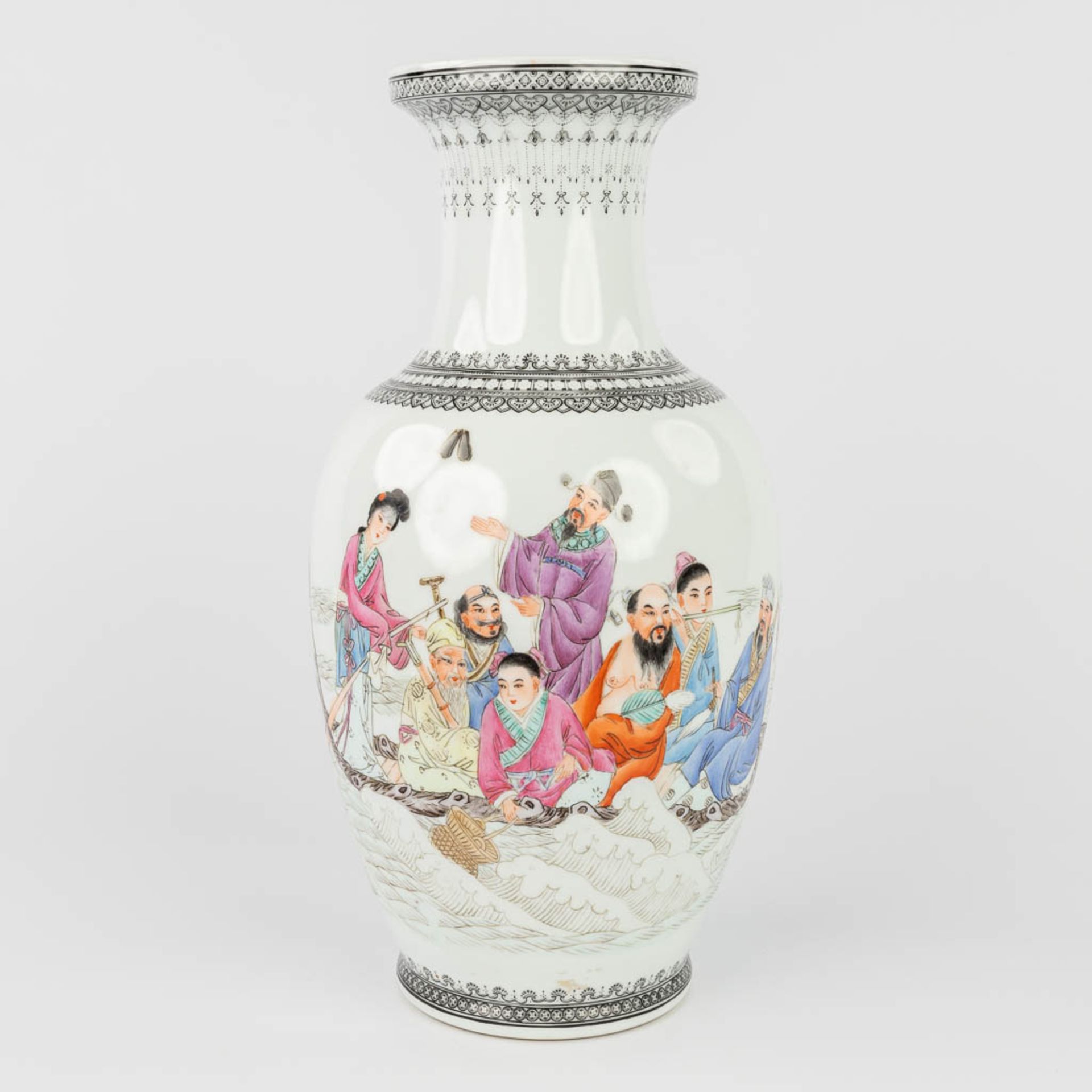 A Chinese vase with hand-painted decor, republic period. (H:36 x D:18 cm)