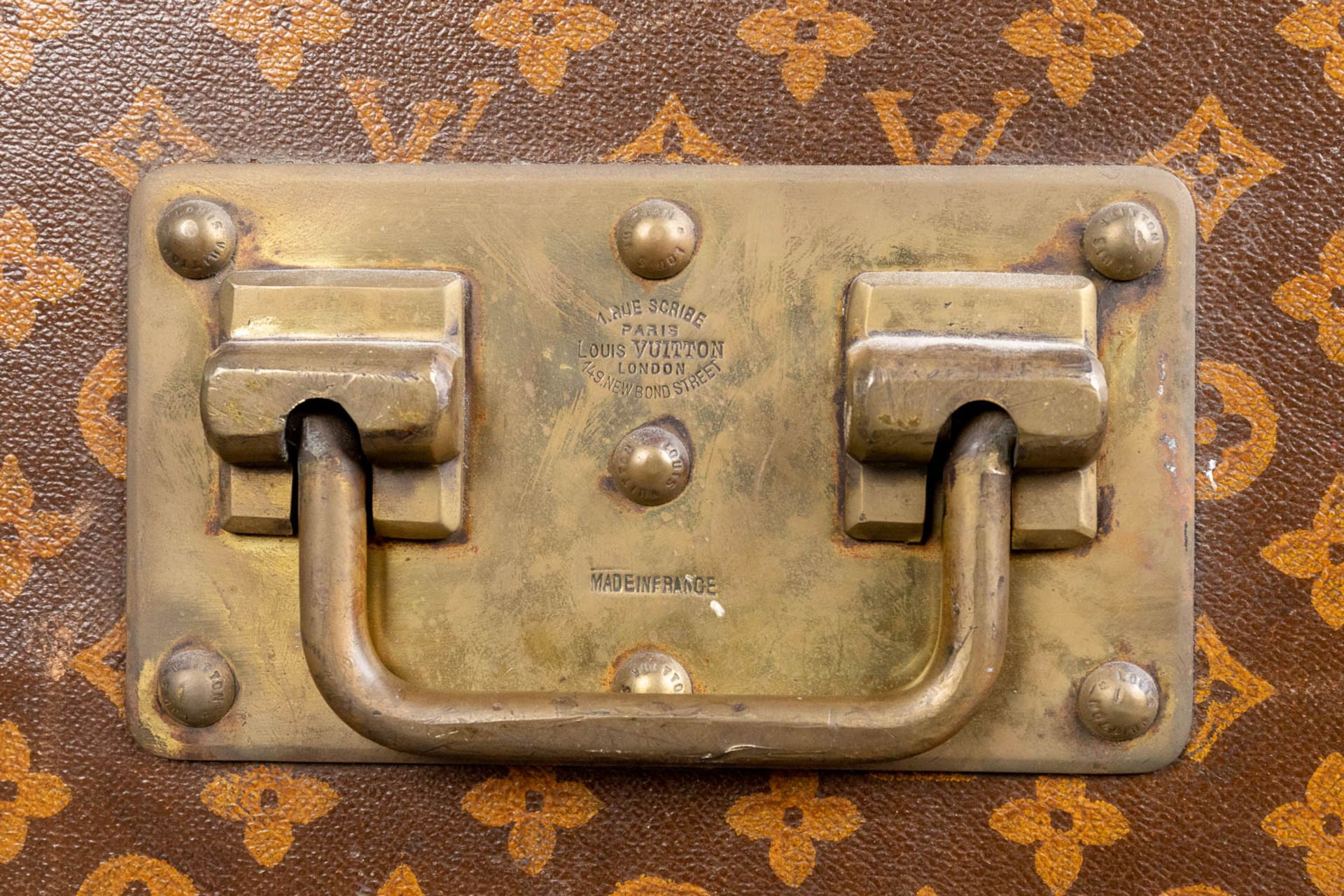 Louis Vuitton, a large and antique suitcase. (L:63 x W:113 x H:72 cm) - Bild 15 aus 25