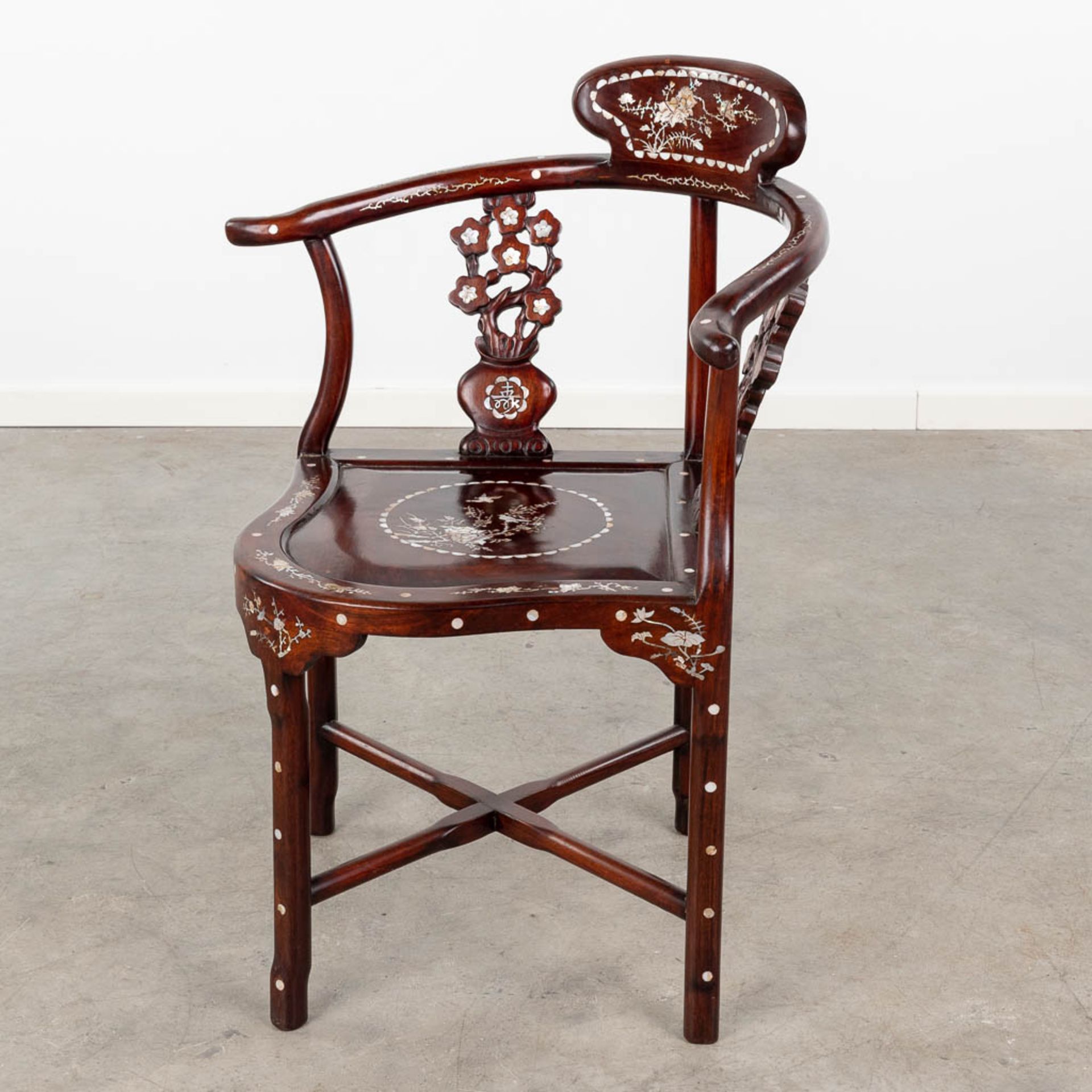 A set of Oriental cigogne side tables and a chair, decorated with mother of pearl. (L:55 x W:55 x H: - Bild 8 aus 18