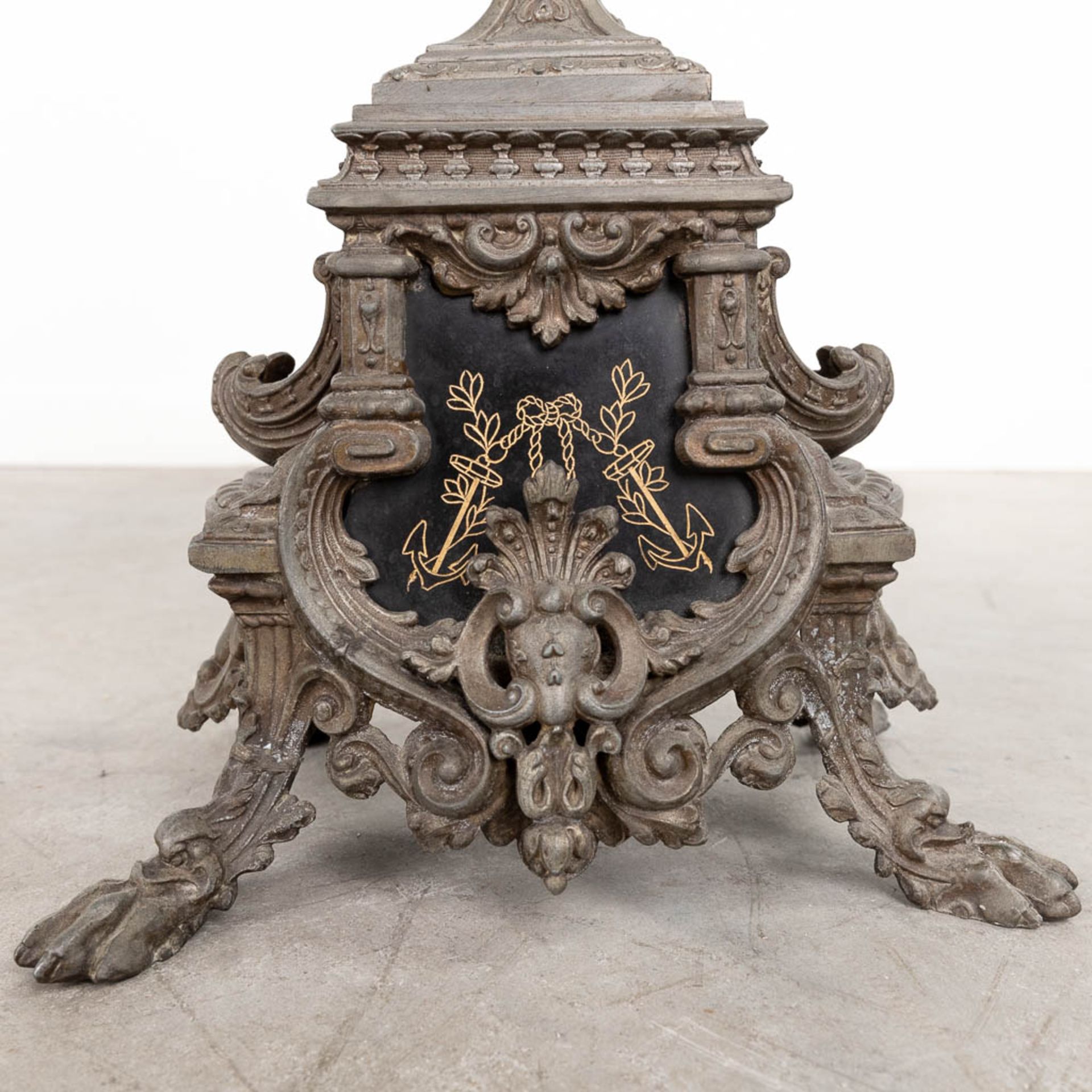 A three-piece mantle garniture clock with an 'Ambiorix' figurine, made of spelter. (L:19 x W:49 x H - Bild 8 aus 16