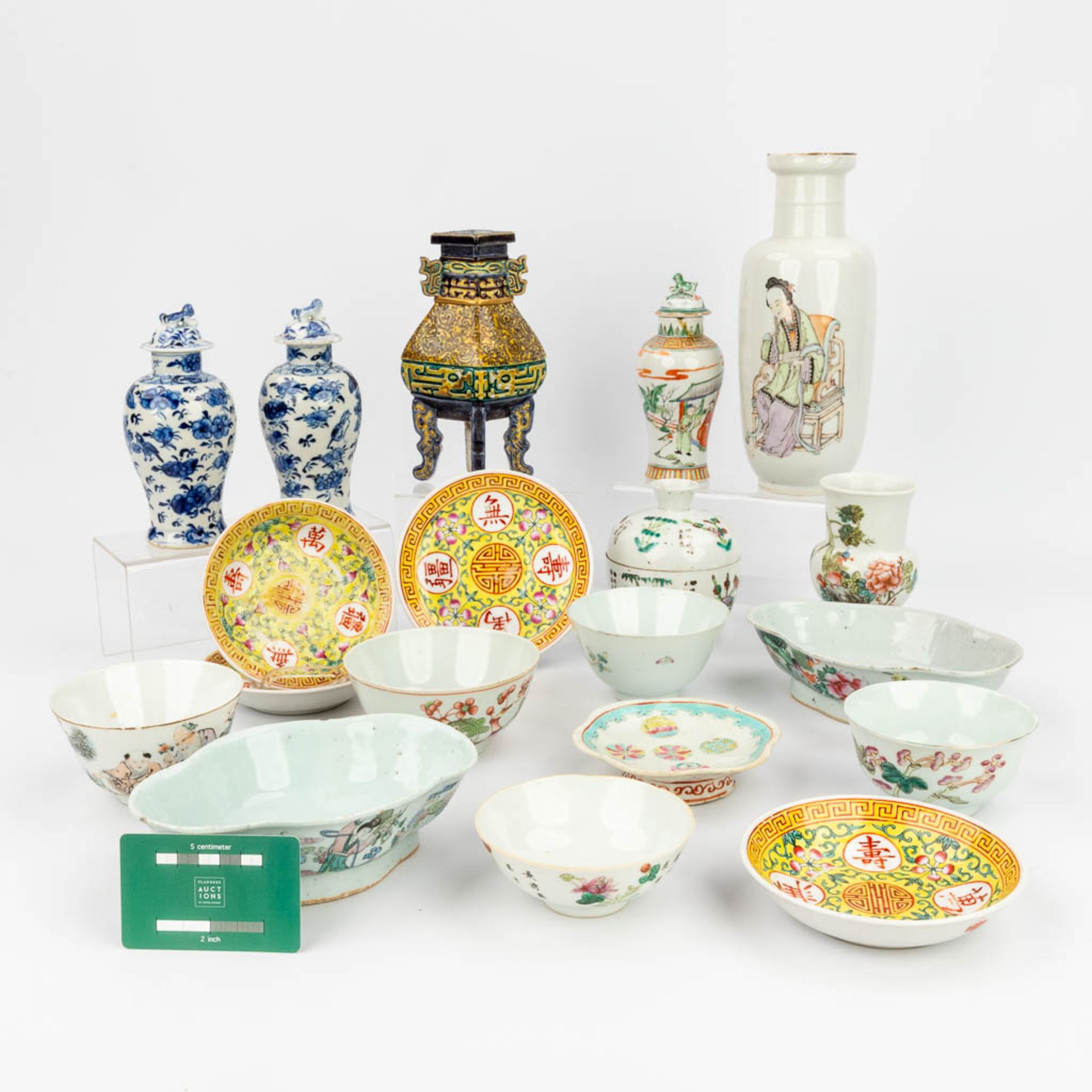 An assembled collection of 19 pieces of cups, saucers, bowls and pots made of Chinese porcelain. (H - Bild 22 aus 30