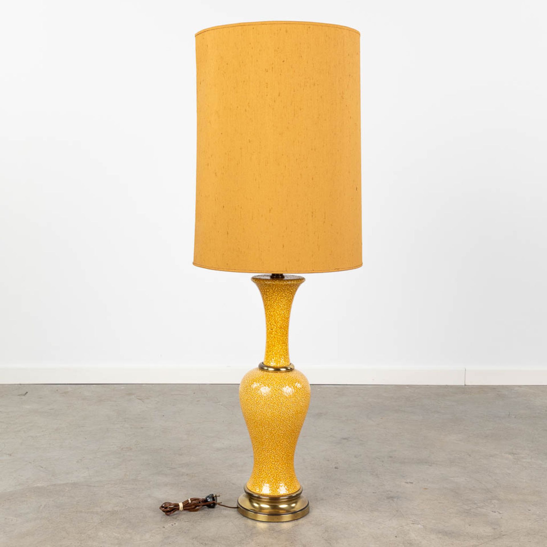 A vintage table lamp made of ceramics with bronze and an orange shade. (H:114 cm) - Image 5 of 10