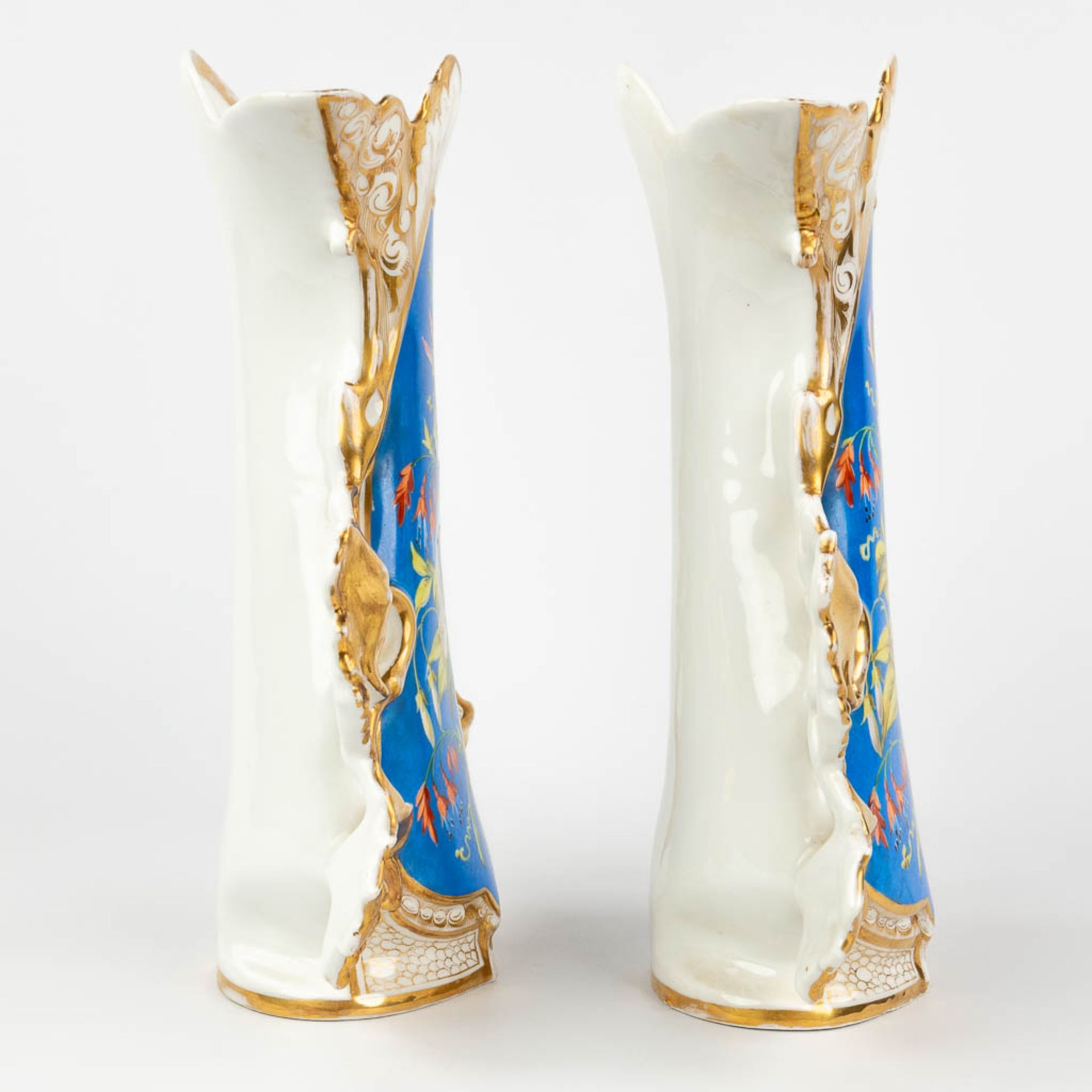 Vieux Bruxelles, A pair of vases with gold and blue decor and decorated with flowers (W:21 x H:32 cm - Bild 7 aus 13