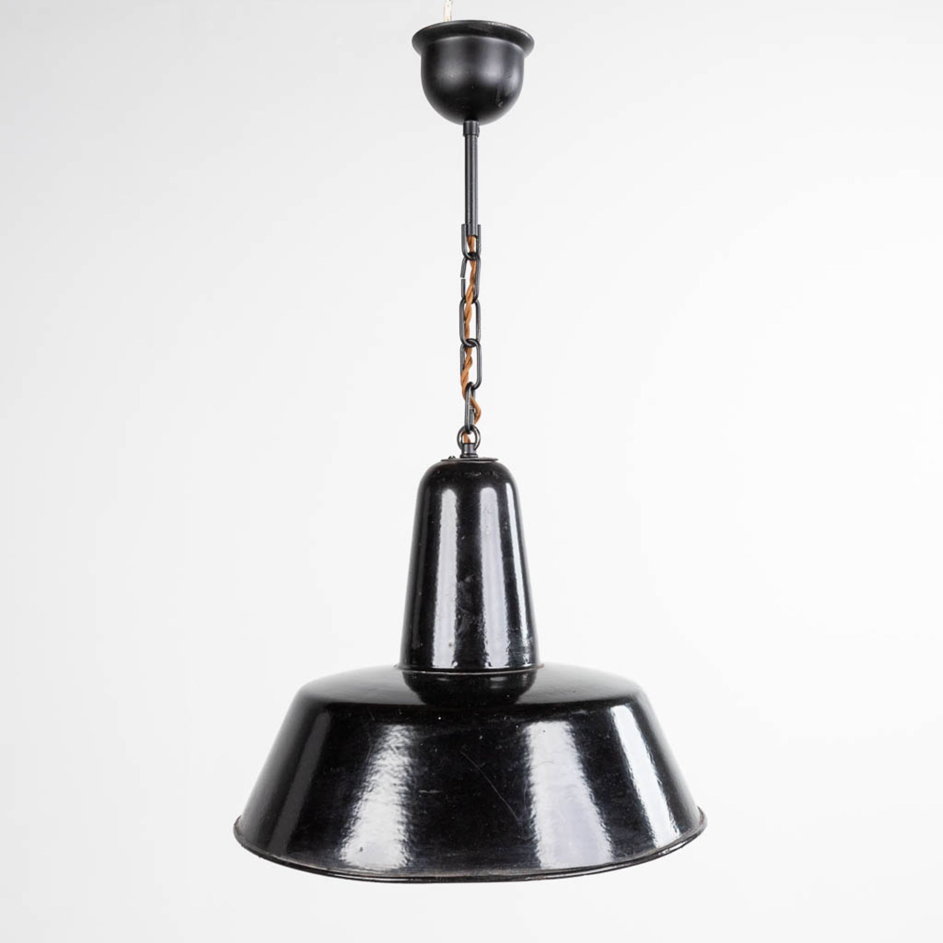 An industrial hanging lamp, with a black and white enamelled lampshade. (W:36 x H:32 cm)