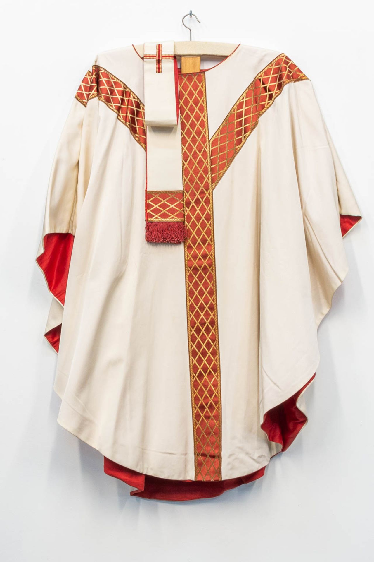 A collection of 4 vintage chasubles, 20th C. - Image 7 of 12