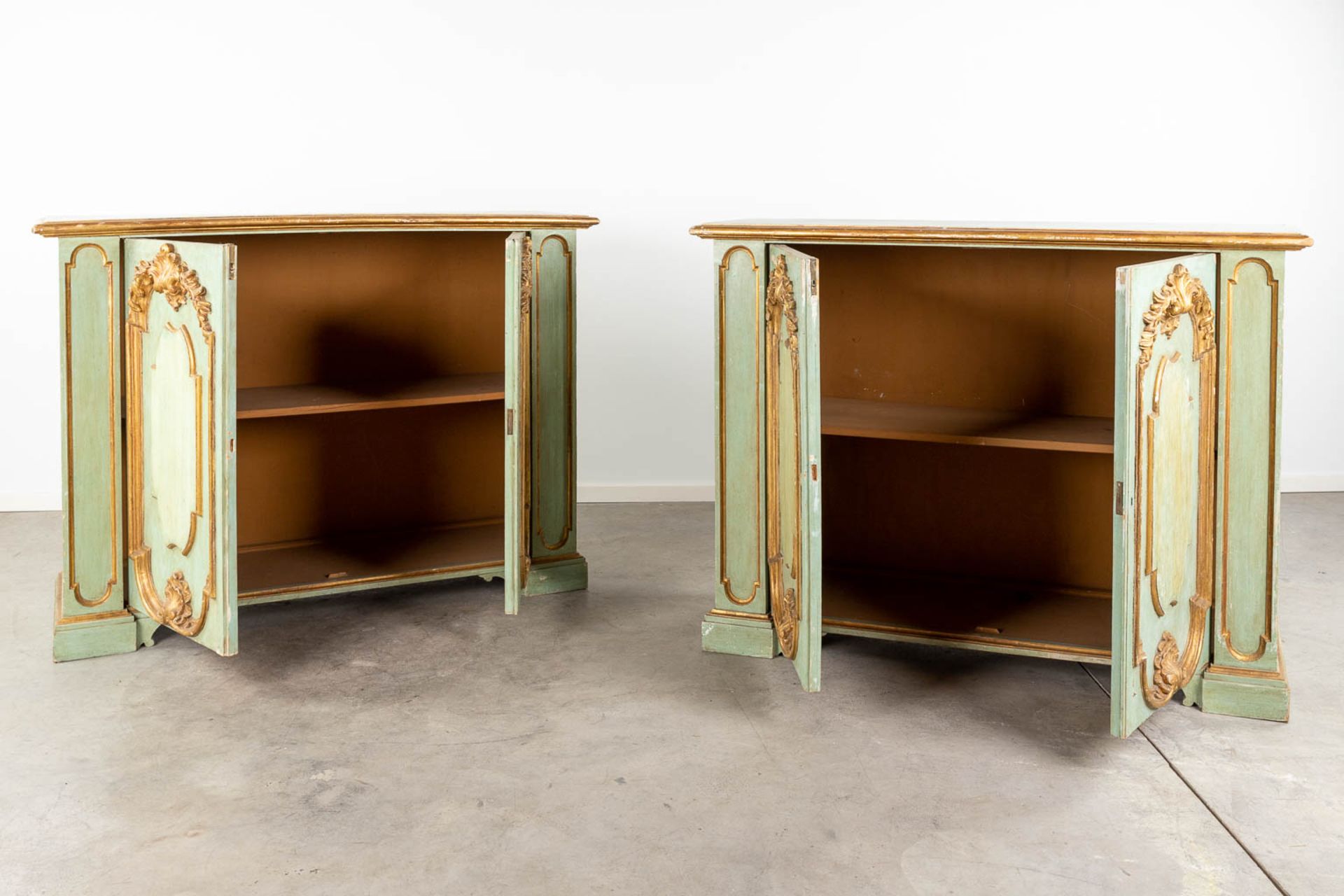 A pair of decorative Italian pieces of furniture, gold plated and green patinated. 20th C. (L:53 x W - Bild 4 aus 21