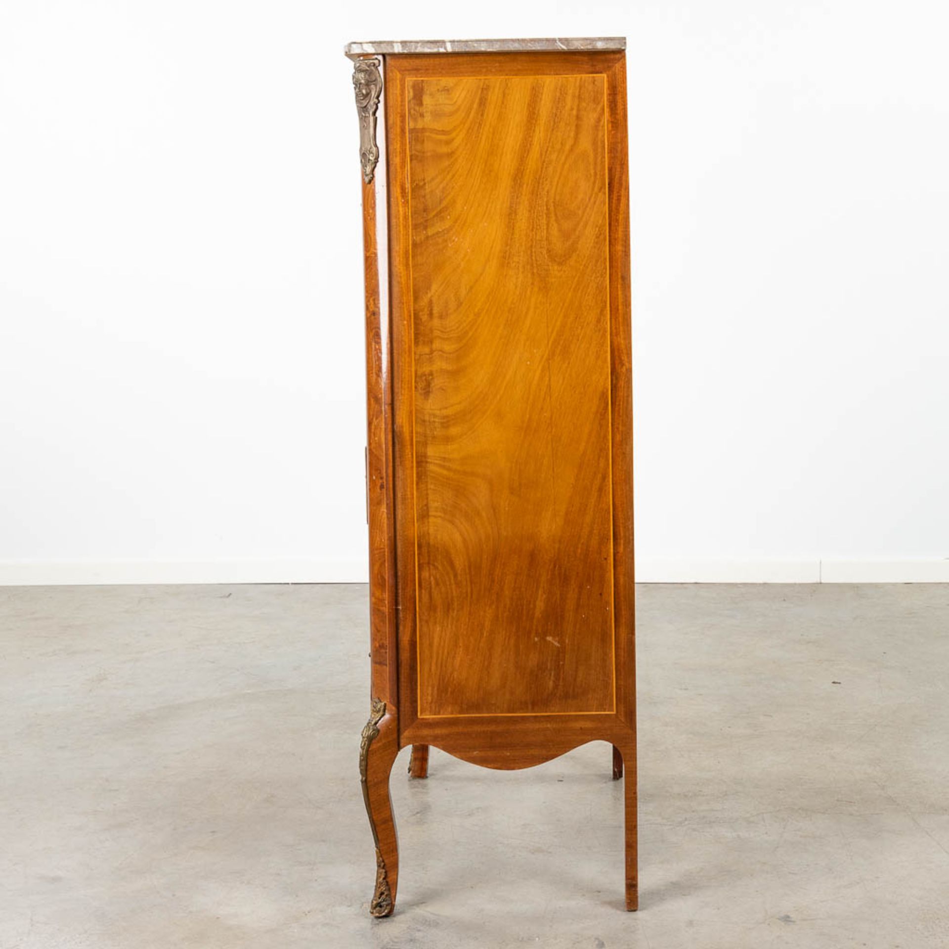 A 7 drawer cabinet finished with marquetry inlay and a marble top. Circa 1970. (L:43 x W:77 x H:135 - Bild 5 aus 14