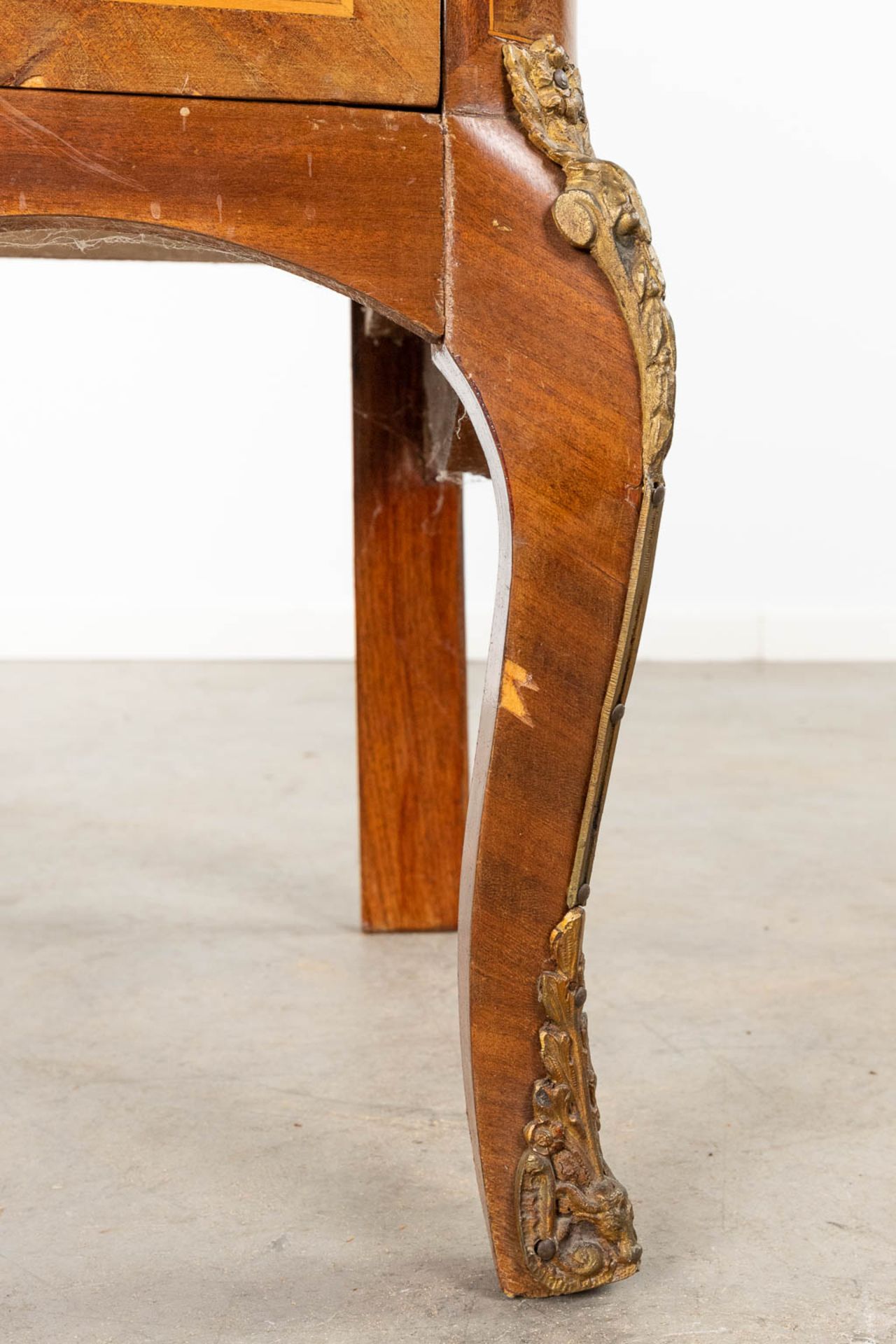 A 7 drawer cabinet finished with marquetry inlay and a marble top. Circa 1970. (L:43 x W:77 x H:135 - Bild 13 aus 14