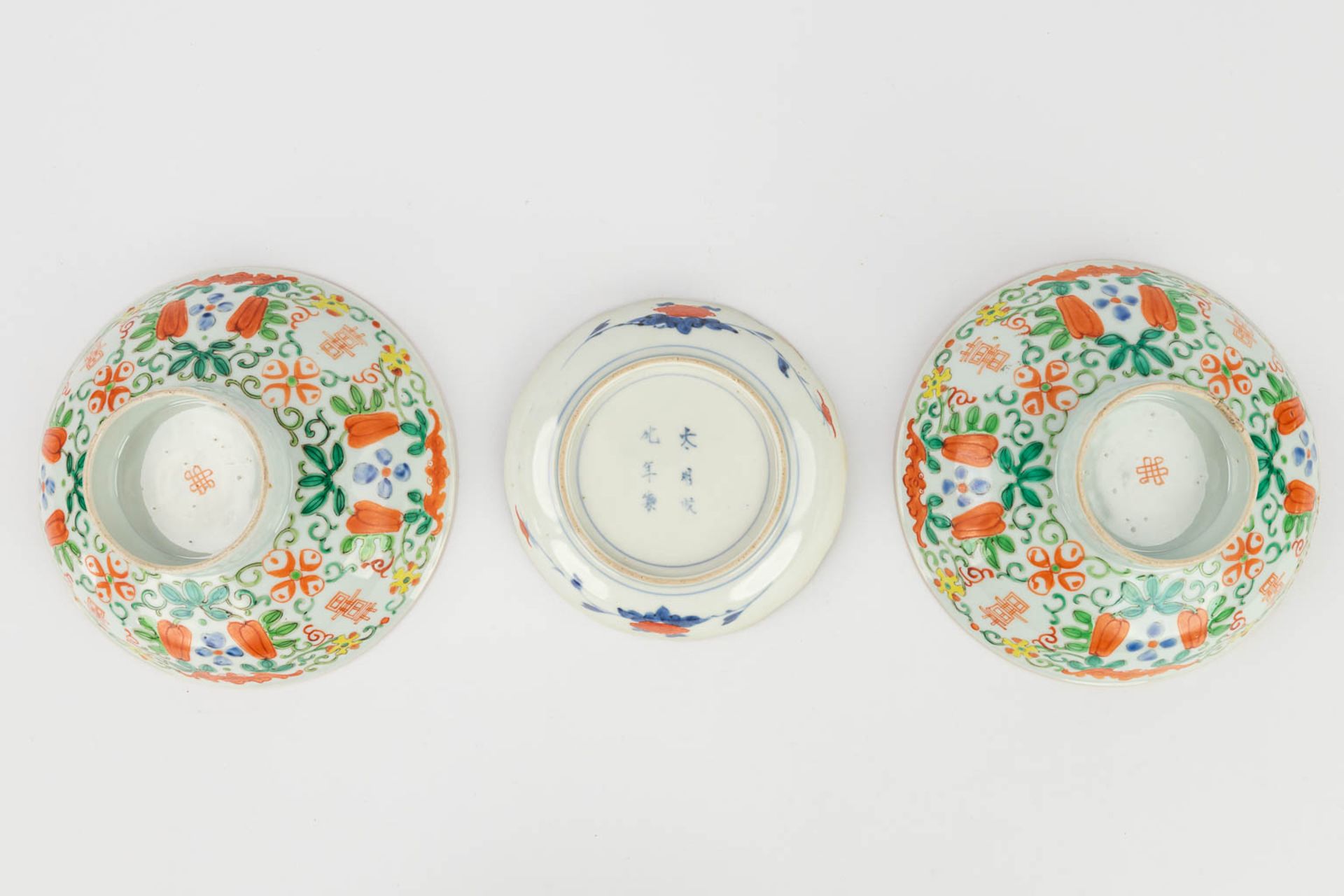 A collection of 30 pieces of porcelain and faience and porcelain, made in Japan, Imari. (H:25,5 x D: - Image 10 of 14