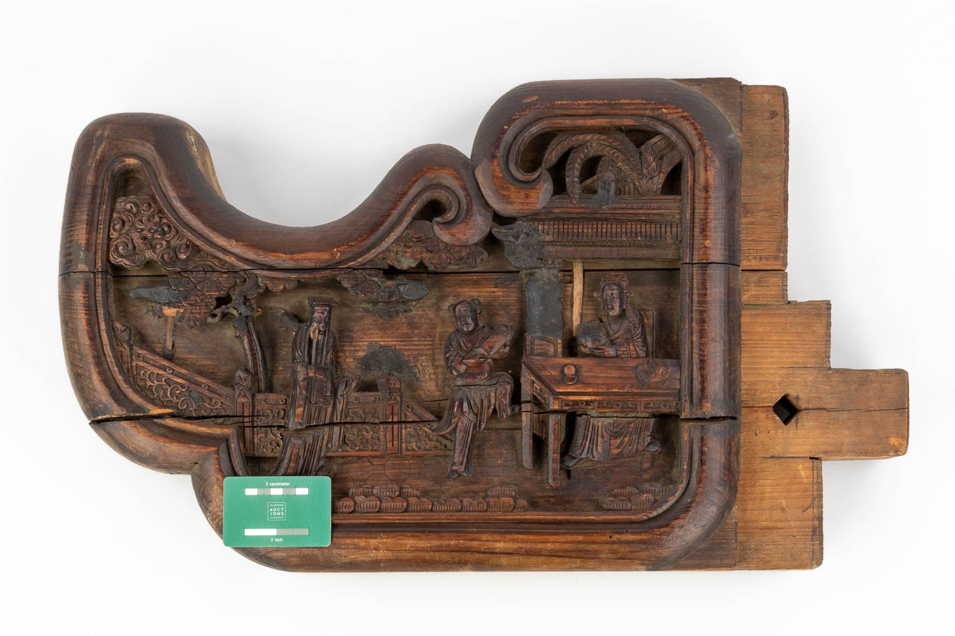 An antique wood sculptured corbel decorated with Asian/Chinese decors and figurines. (L:10 x W:70 x - Bild 5 aus 16