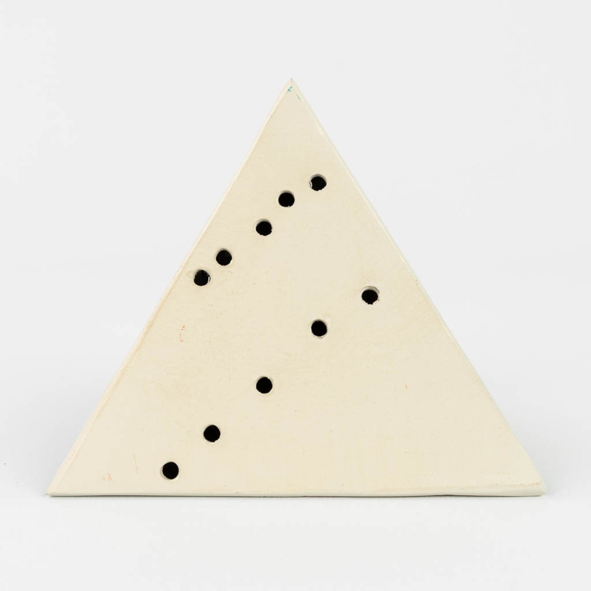 Lucio FONTANA (1899-1968) 'Pyramide' (c. 1967), gesigneerd 'AP L Fontana' (L:13,4 x W:13,3 x H:11,6 - Image 5 of 11