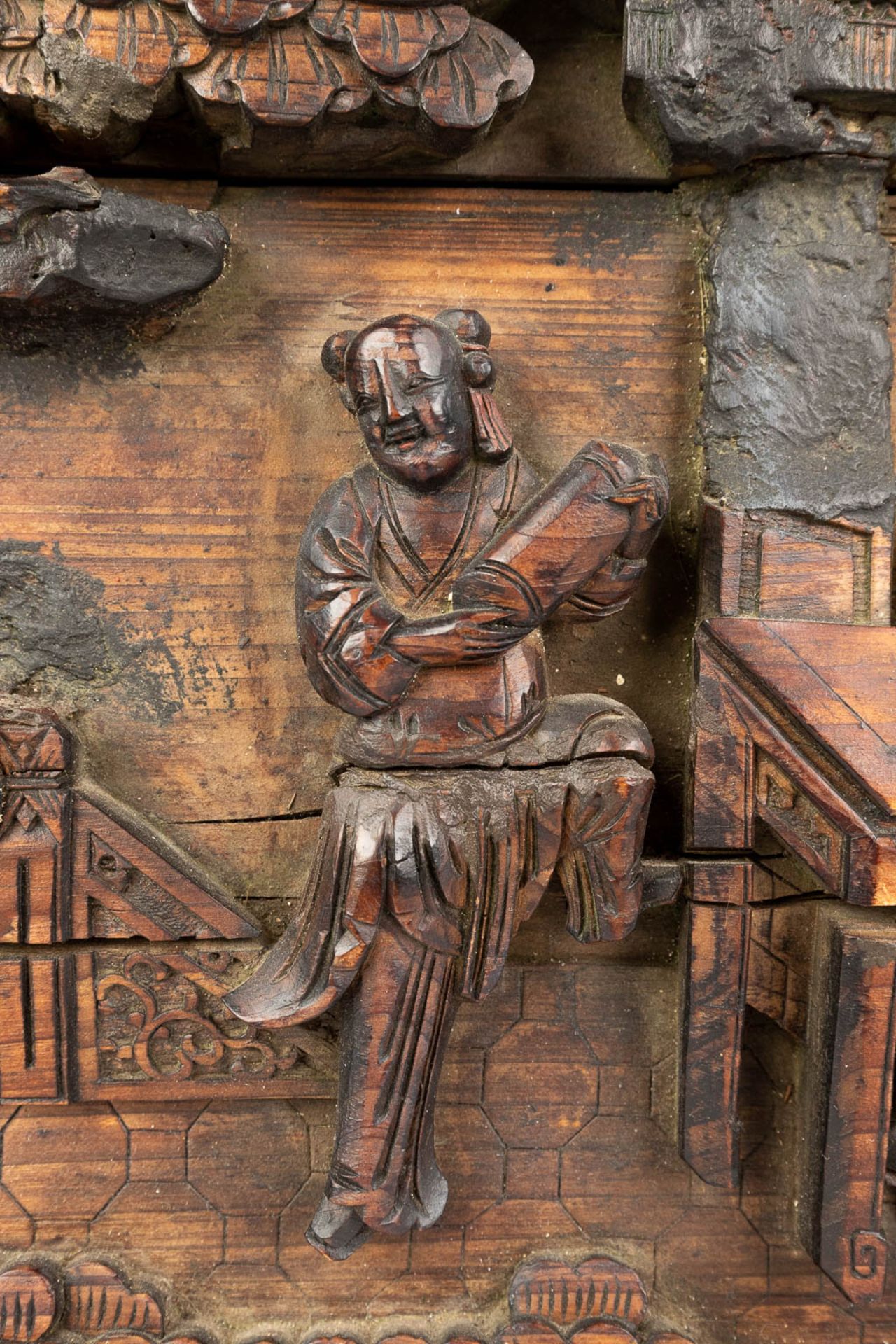 An antique wood sculptured corbel decorated with Asian/Chinese decors and figurines. (L:10 x W:70 x - Bild 13 aus 16