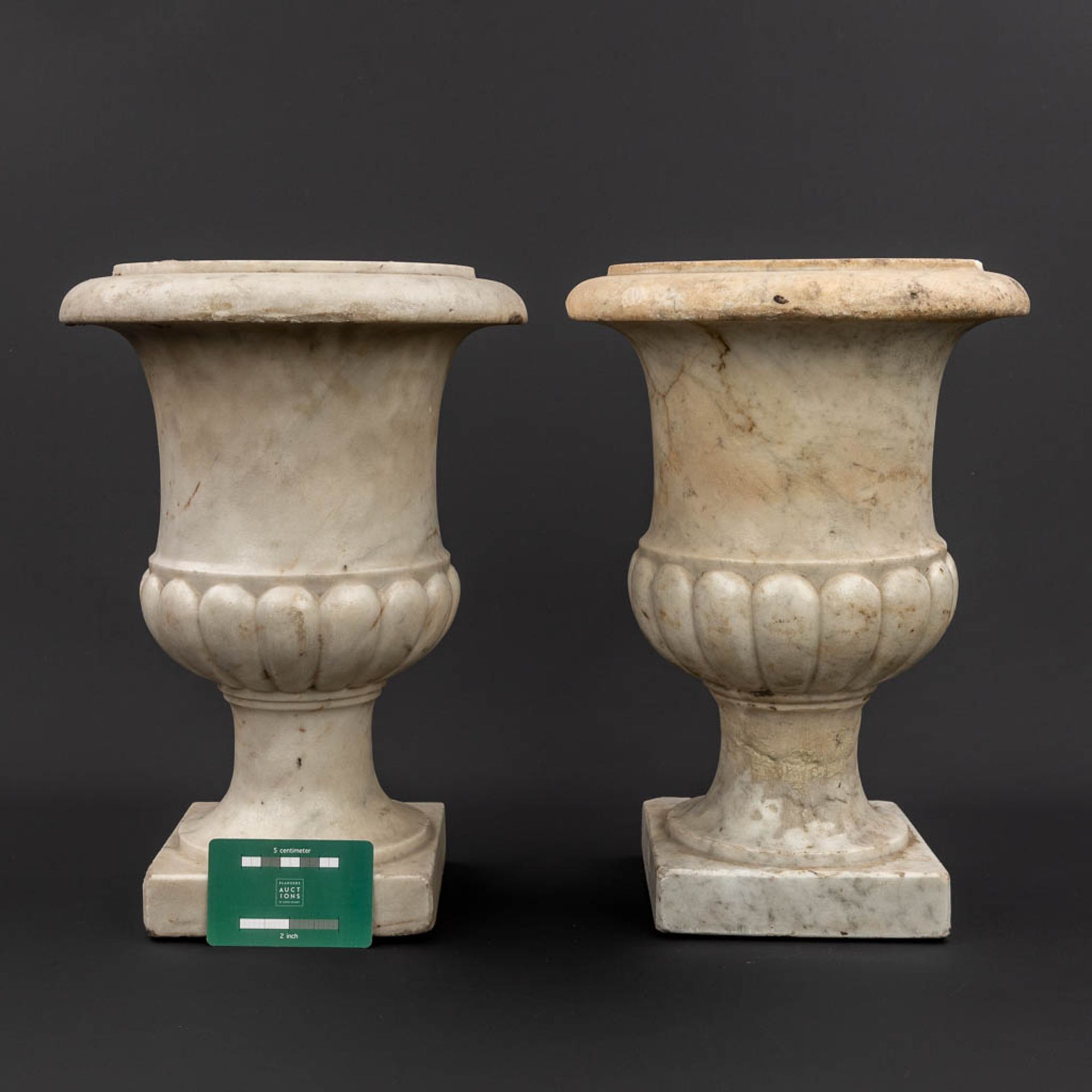 A pair of marble urns 'Medici Vases' made of sculptured marble, 18th C. (H:36 x D:26 cm) - Image 9 of 11