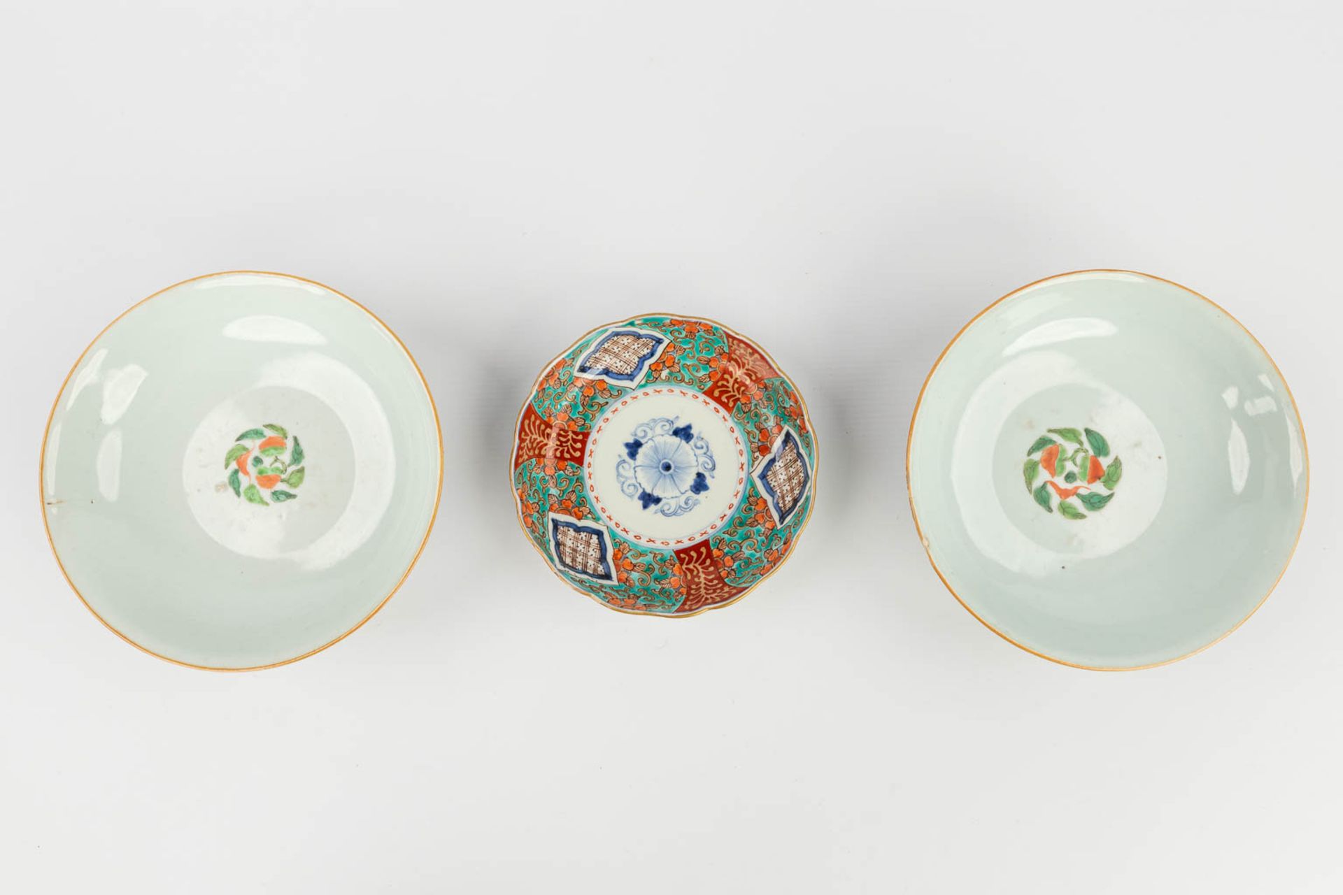 A collection of 30 pieces of porcelain and faience and porcelain, made in Japan, Imari. (H:25,5 x D: - Image 9 of 14