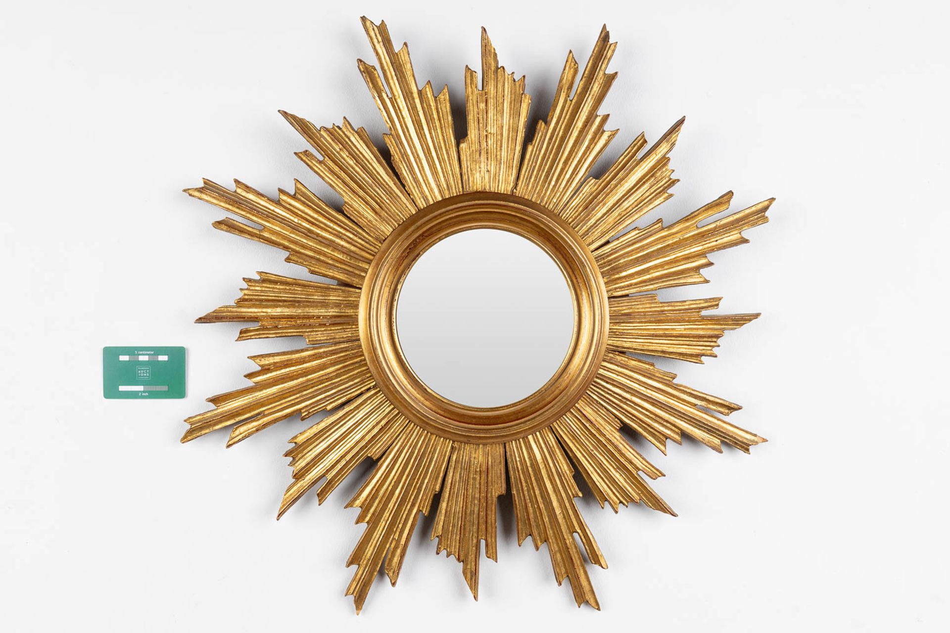 Deknudt, a gold plated sunburst mirror made of sculptured wood. (D:68 cm) - Image 2 of 7