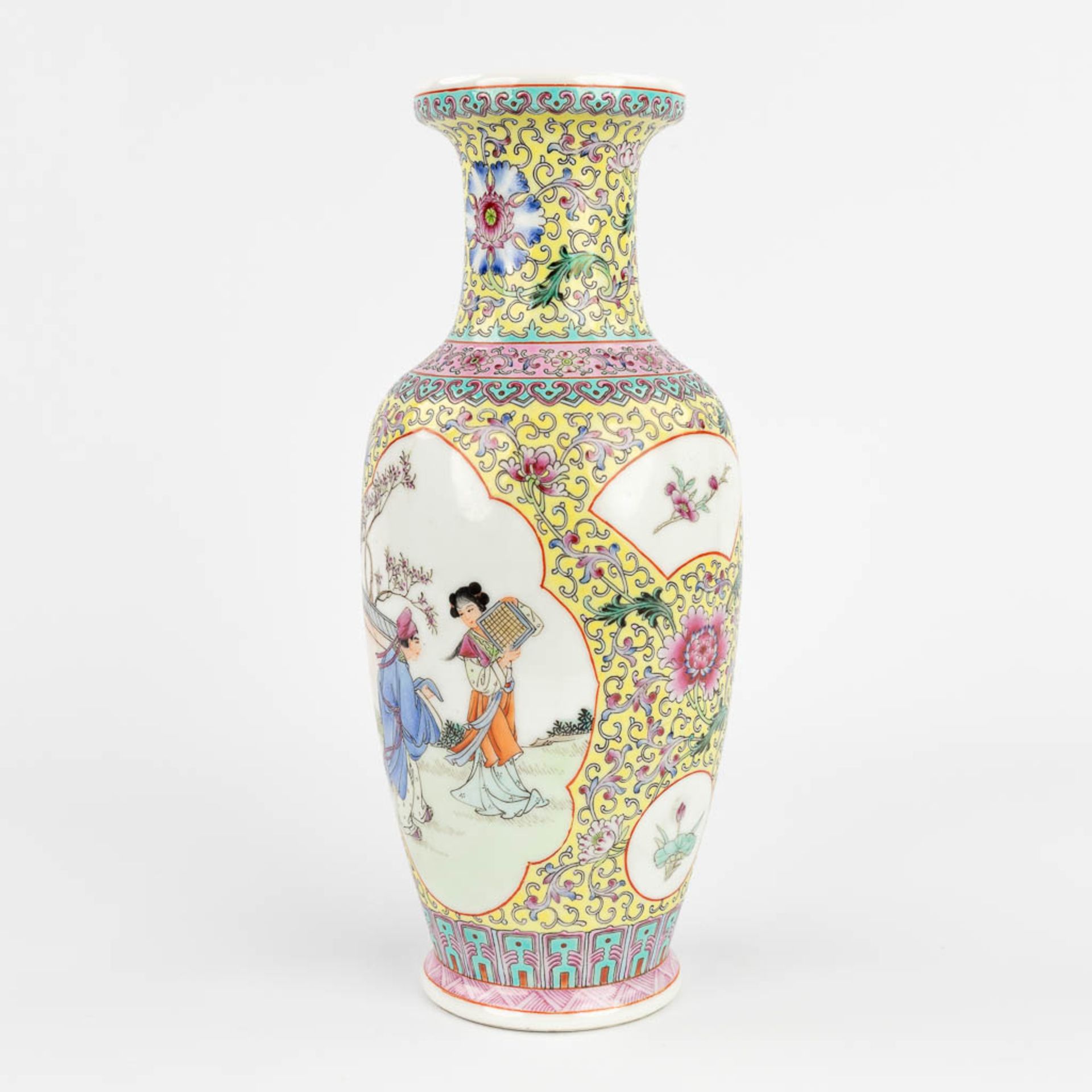 A Chinese vase with Famille rose decor. 20th C. (H:30,5 cm) - Bild 5 aus 15