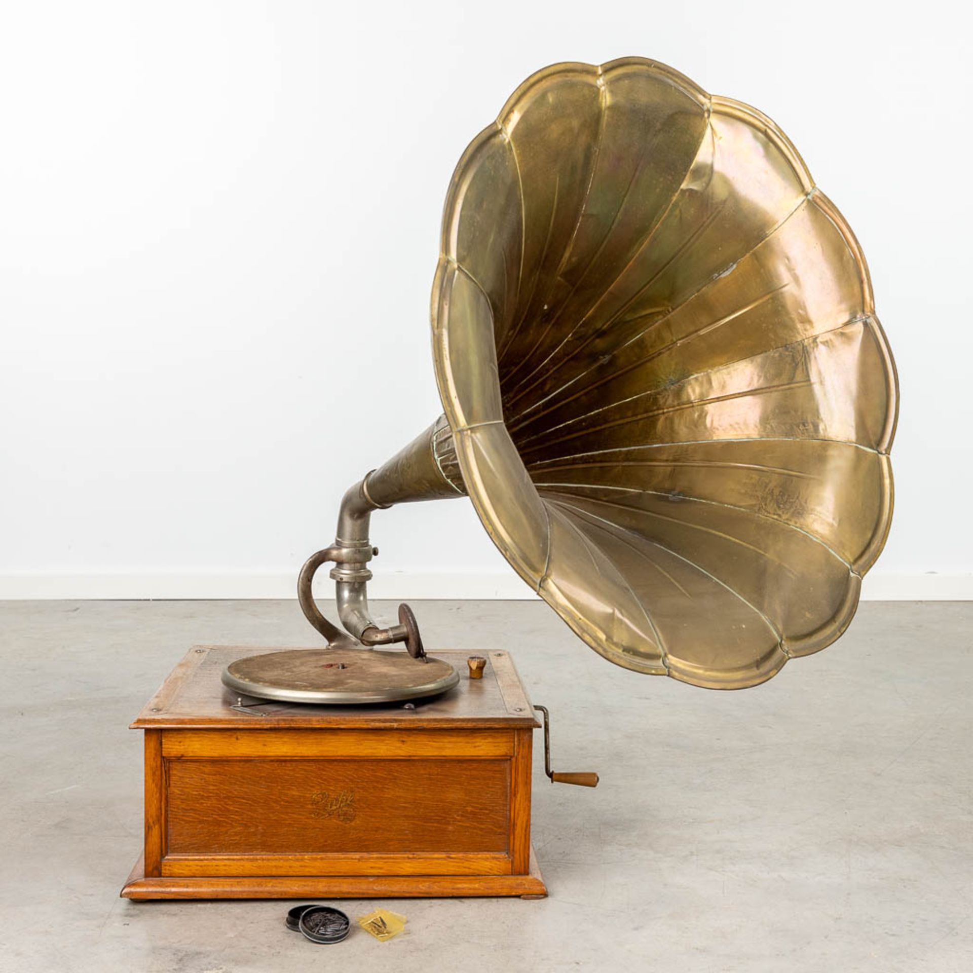 PathŽ, an antique gramophone with a copper horn. (L:45 x W:45 x H:90 cm)