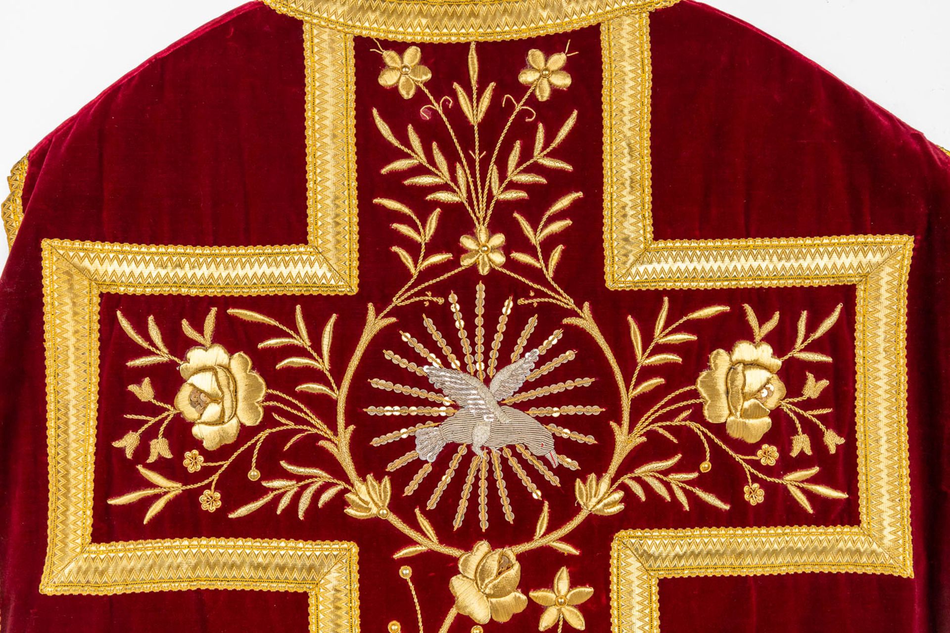 An antique Dalmatic and two Roman Chasubles, embroidered with thick gold thread. (H:108 cm) - Bild 18 aus 29