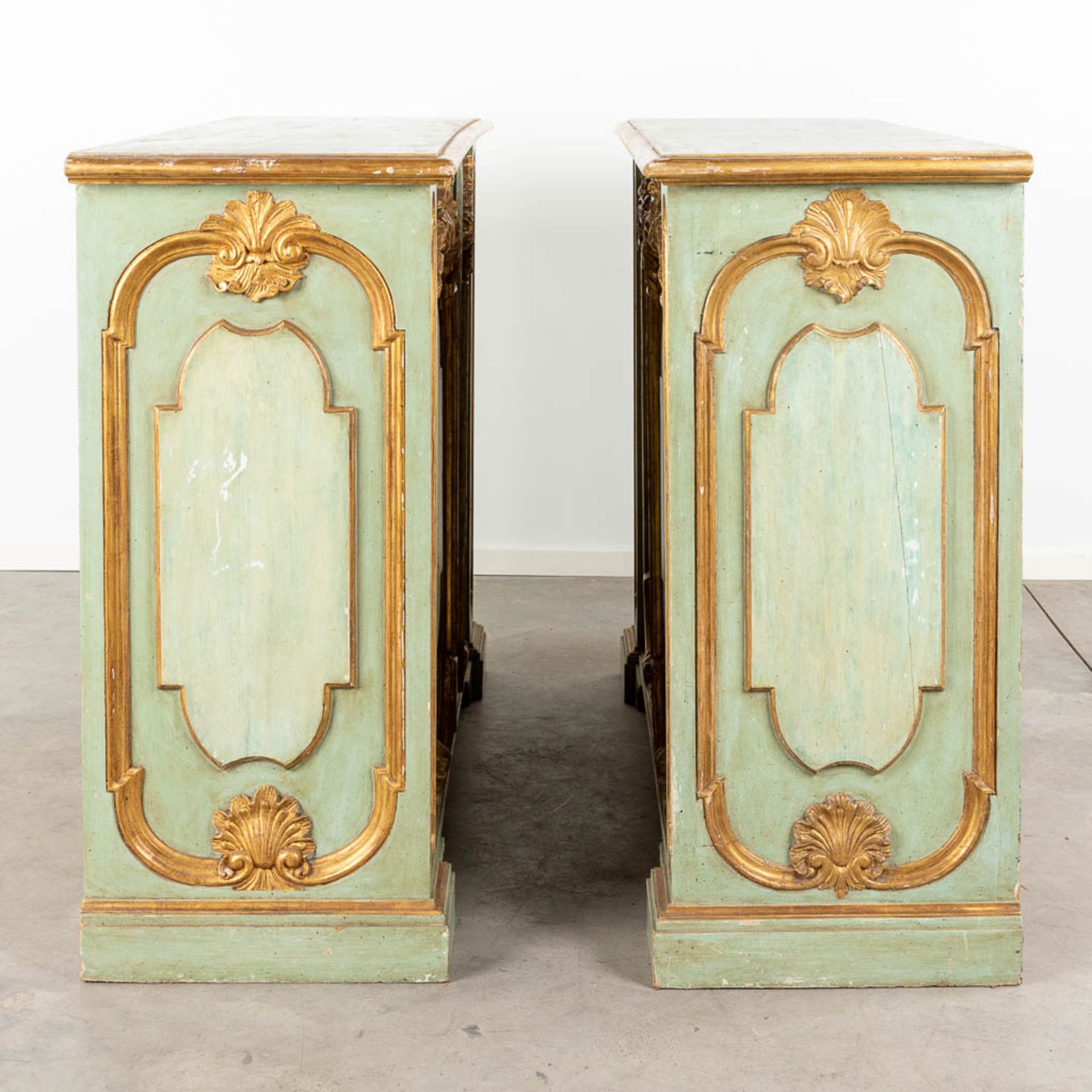 A pair of decorative Italian pieces of furniture, gold plated and green patinated. 20th C. (L:53 x W - Bild 5 aus 21