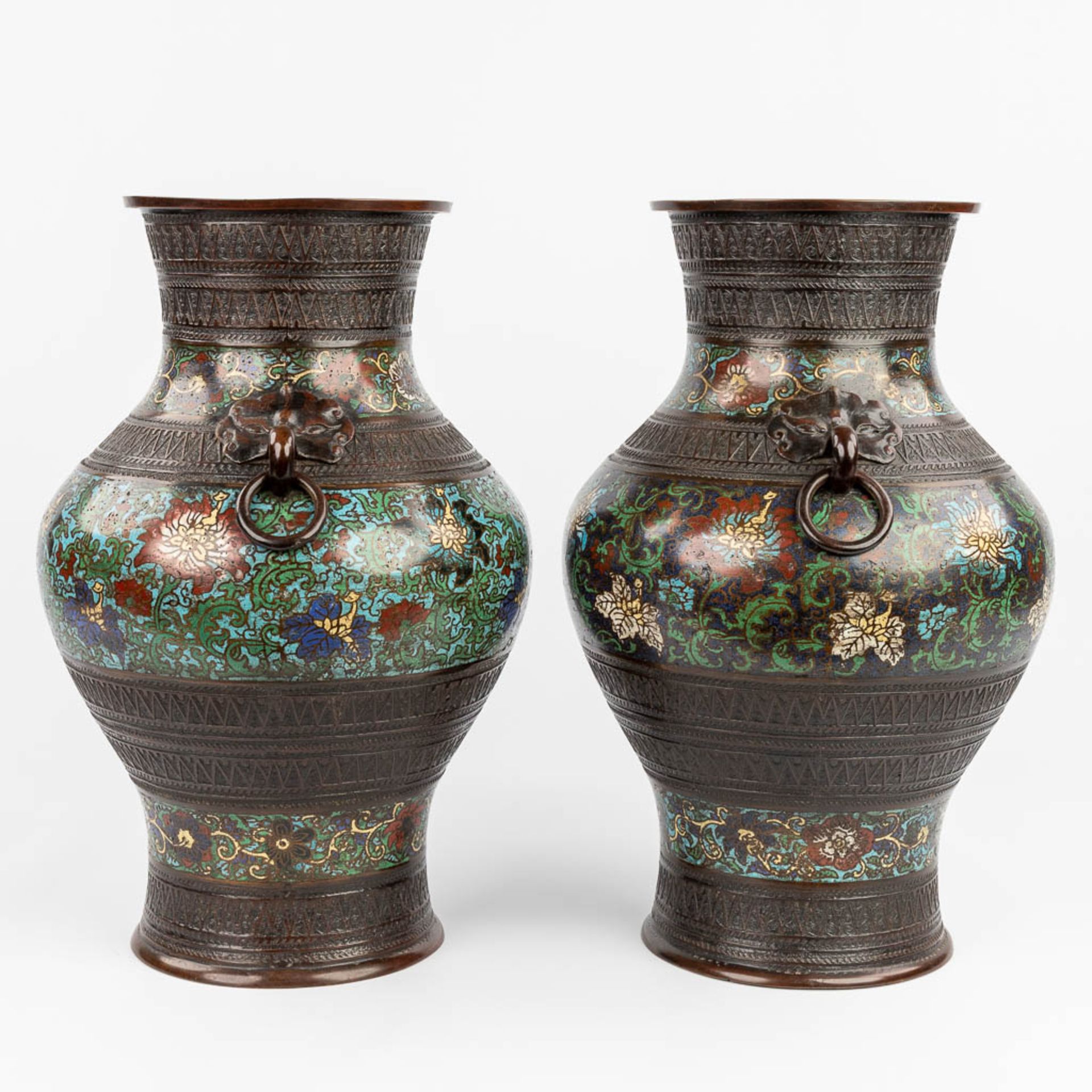 A pair of Oriental vases made of bronze with champslevŽ decor. (H:46 x D:30 cm) - Bild 6 aus 13