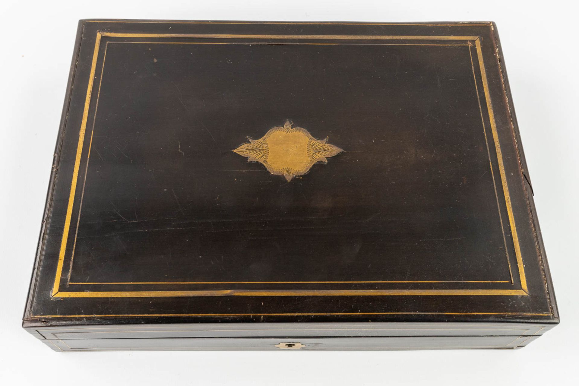 A game box, ebonised wood with copper inlay, Napoleon 3 periods. 19th C. (L:22 x W:30,5 x H:7 cm) - Bild 4 aus 9