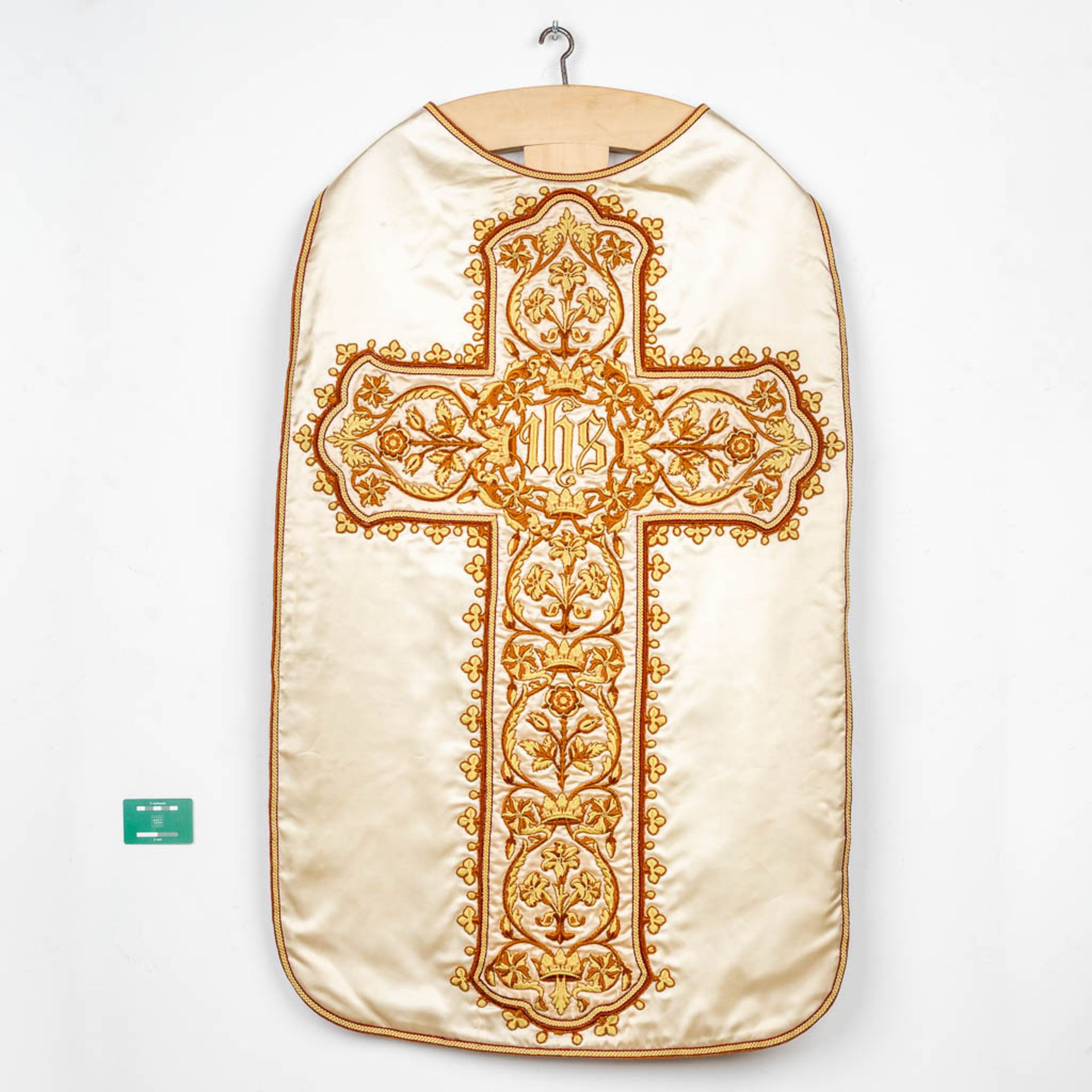 A collection of two Roman Chasubles, decored with embroidered floral decors (H:114 cm) - Bild 13 aus 18