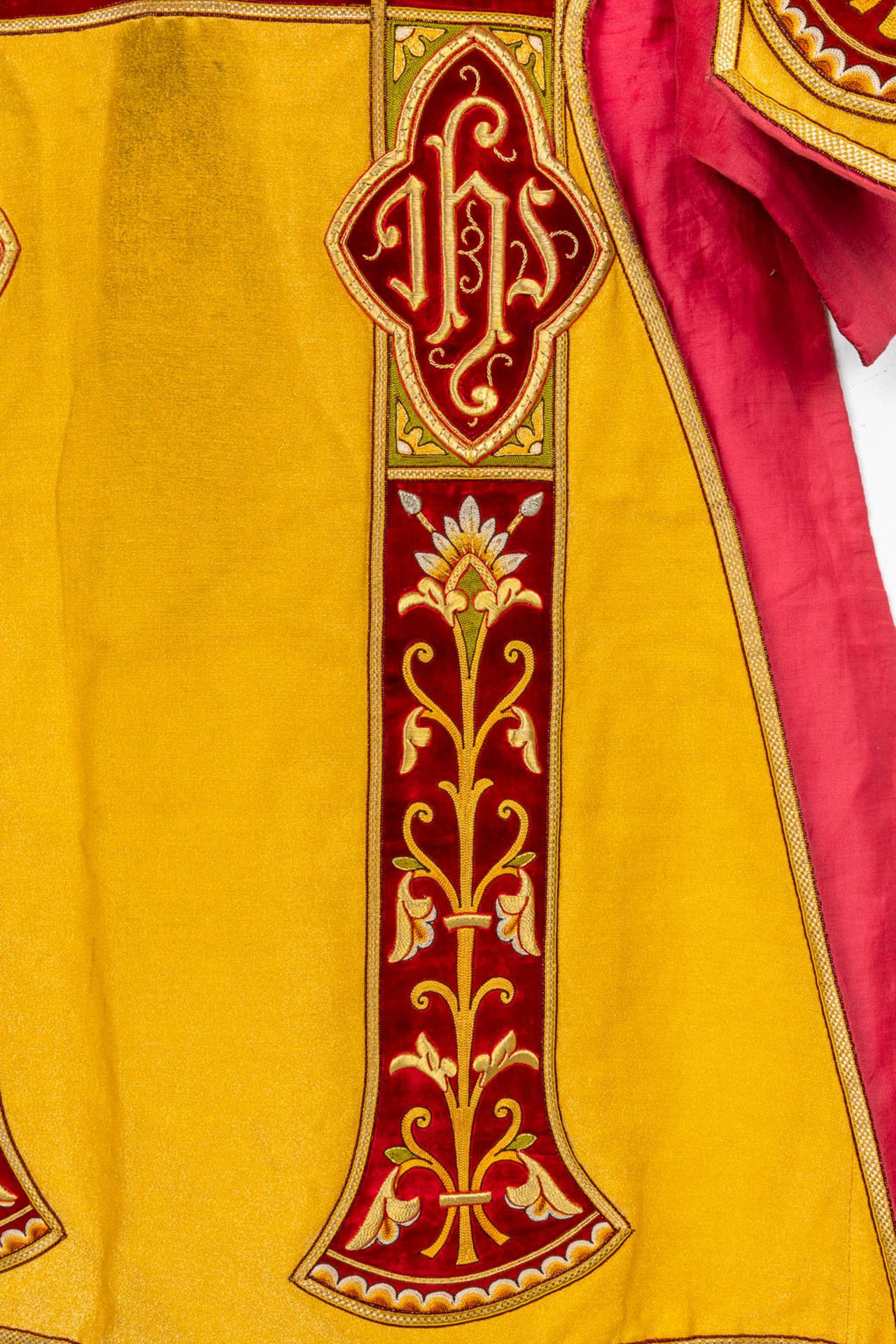 An antique Dalmatic and two Roman Chasubles, embroidered with thick gold thread. (H:108 cm) - Bild 6 aus 29