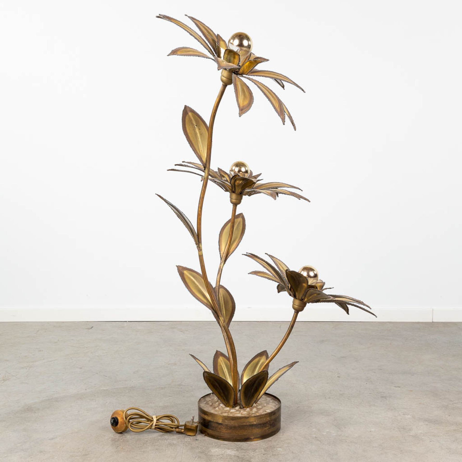 Maison Janssen, a table lamp made of metal flowers. (L:57 x W:68 x H:112 cm) - Image 7 of 15