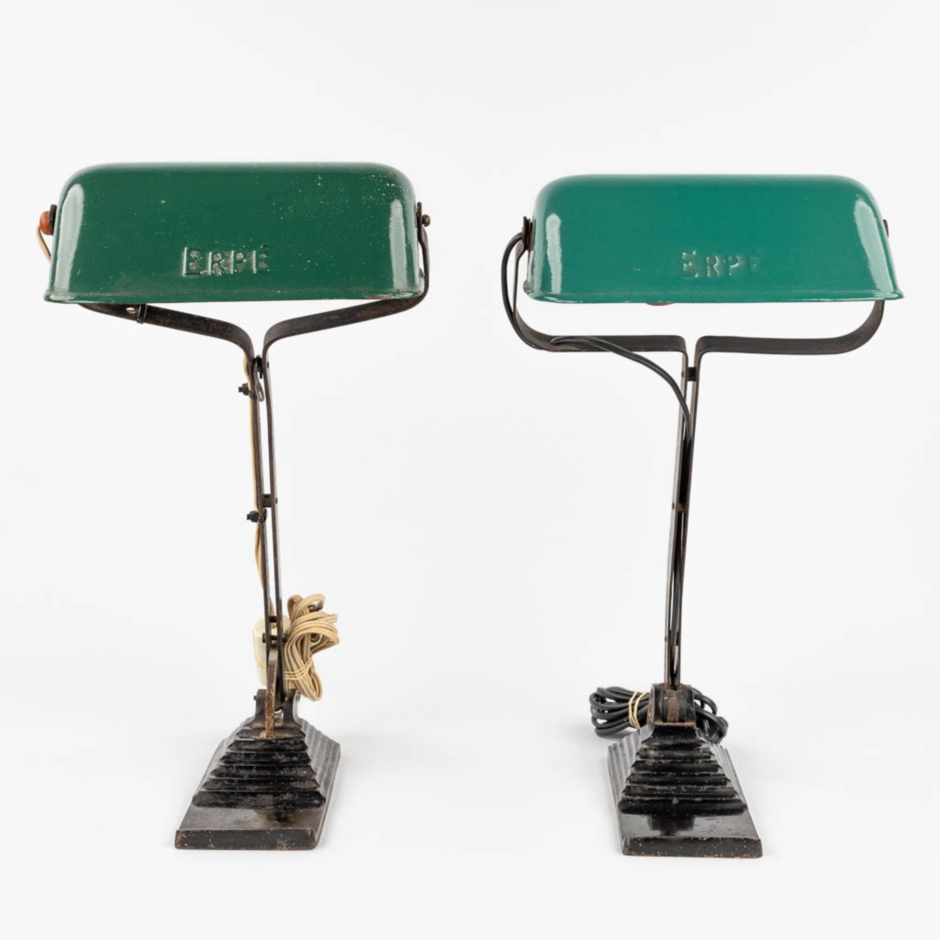 Erpe, a collection of 2 table lamps with green enamelled metal shades. (H:44 cm) - Image 3 of 17