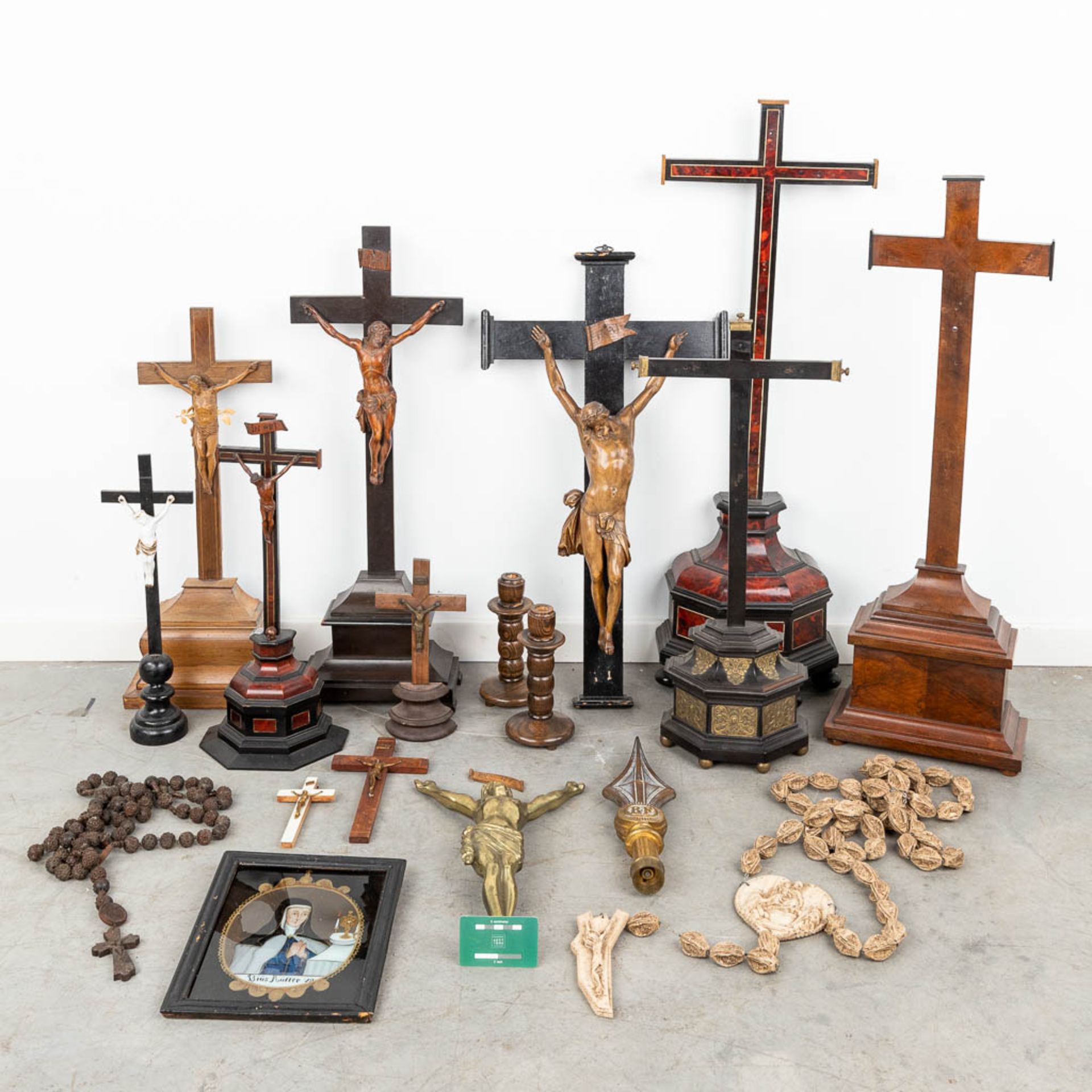 A large collection of crucifixes and religious items. (W:31 x H:90 cm) - Image 2 of 11